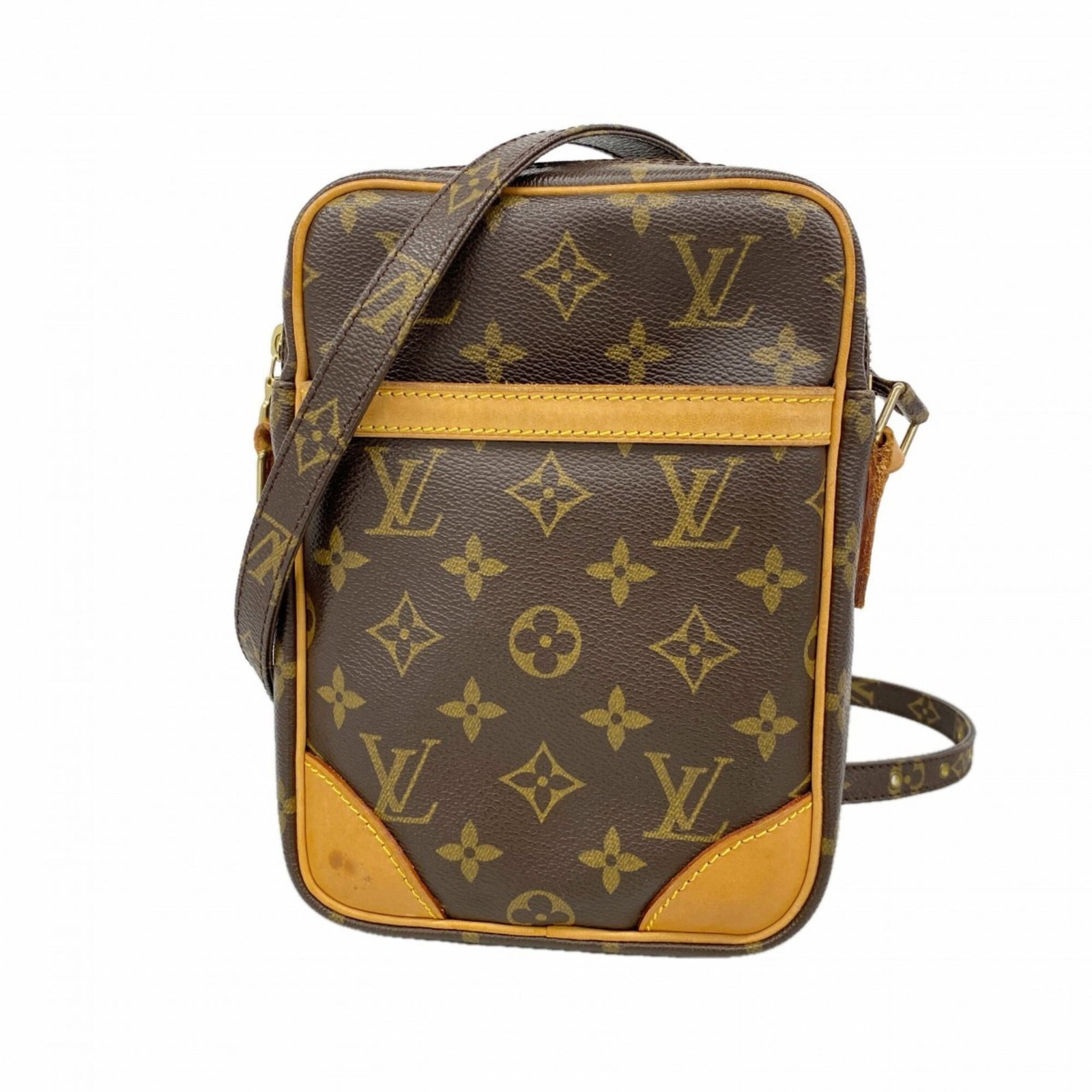 Shoulder bag from Louis Vuitton: Shoulder bag from Louis Vuitton Brown Louis Vuitton shoulder bag with dimensions 21cm x 15cm x 4.5cm, featuring a classic design that combines style and functionality. The bag's signature monogram pat