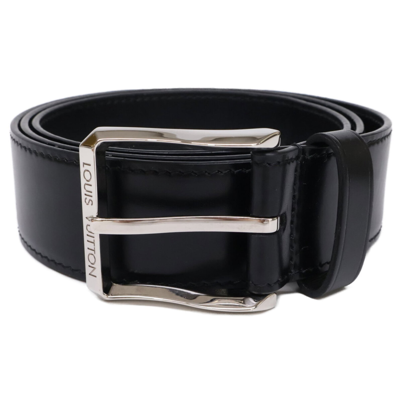 Louis Vuitton Standard Belt: Louis Vuitton Standard Belt Black leather standard belt from Louis Vuitton, available in lengths of 82.5cm to 95cm. Made from high-quality leather, this classic design features a timeless look that