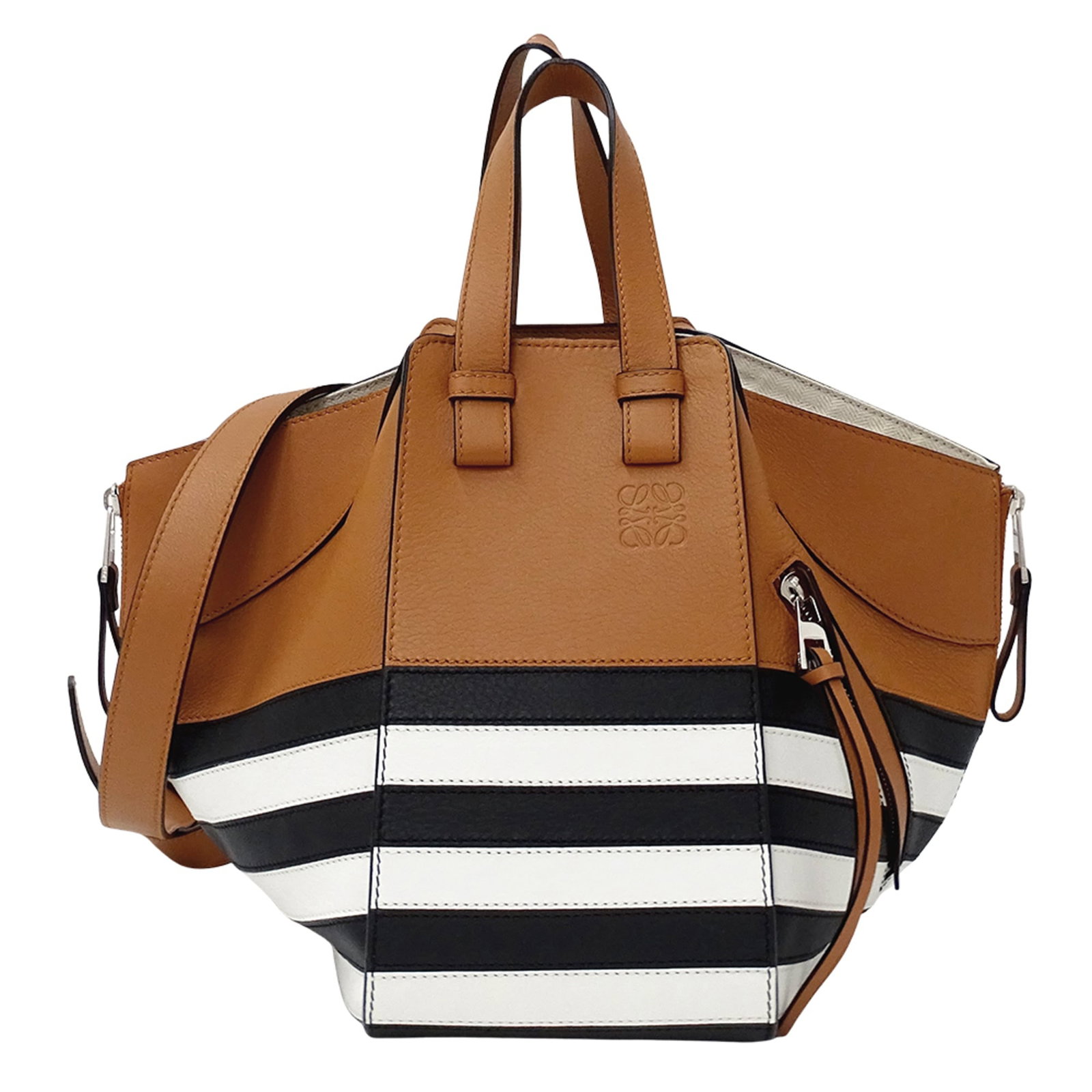 Loewe Handbag Shoulder Bag Leather: Loewe Handbag Shoulder Bag Leather The Loewe Handbag Shoulder Bag Leather features sleek, timeless design with a rich leather finish in Black, Brown, or White. Measuring 25cm x 31cm x 23cm, it offers 