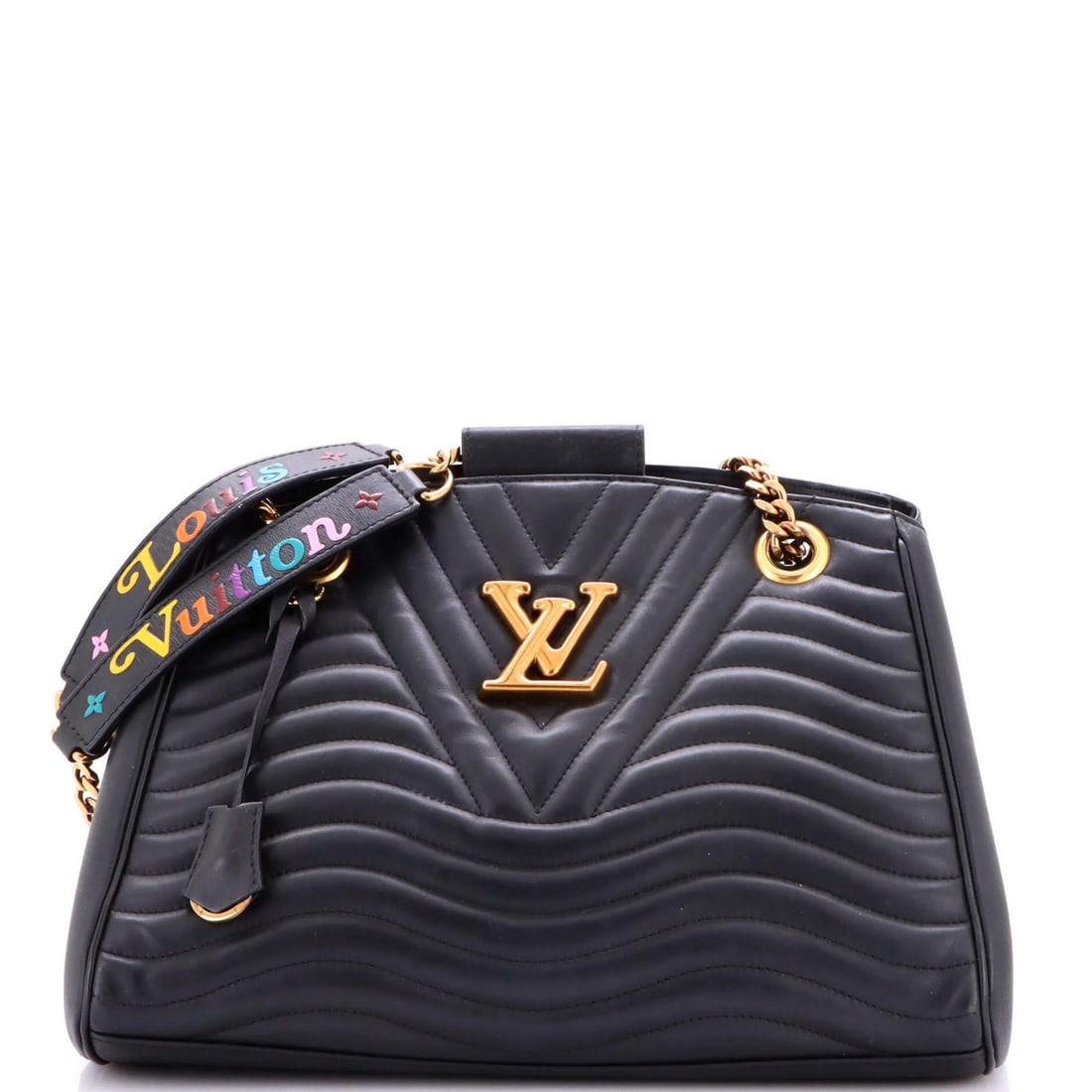 Louis Vuitton New Wave Chain Tote Quilted Leather: Louis Vuitton New Wave Chain Tote Quilted Leather This Louis Vuitton New Wave Chain Tote Quilted Leather bag boasts its iconic quilted design and chain-link details, showcasing the brand's signature s