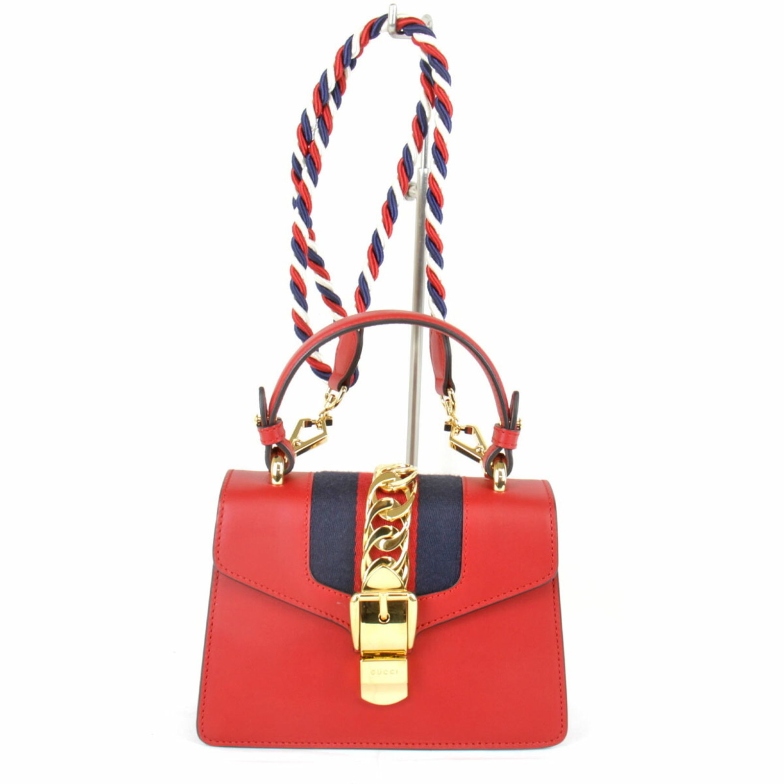 Gucci Shoulder Bag Leather: Gucci Shoulder Bag Leather This Gucci shoulder bag features a striking red leather color and measures 15cm x 20cm x 8cm. It comes with a dust bag, manual, and adjustable shoulder strap for added