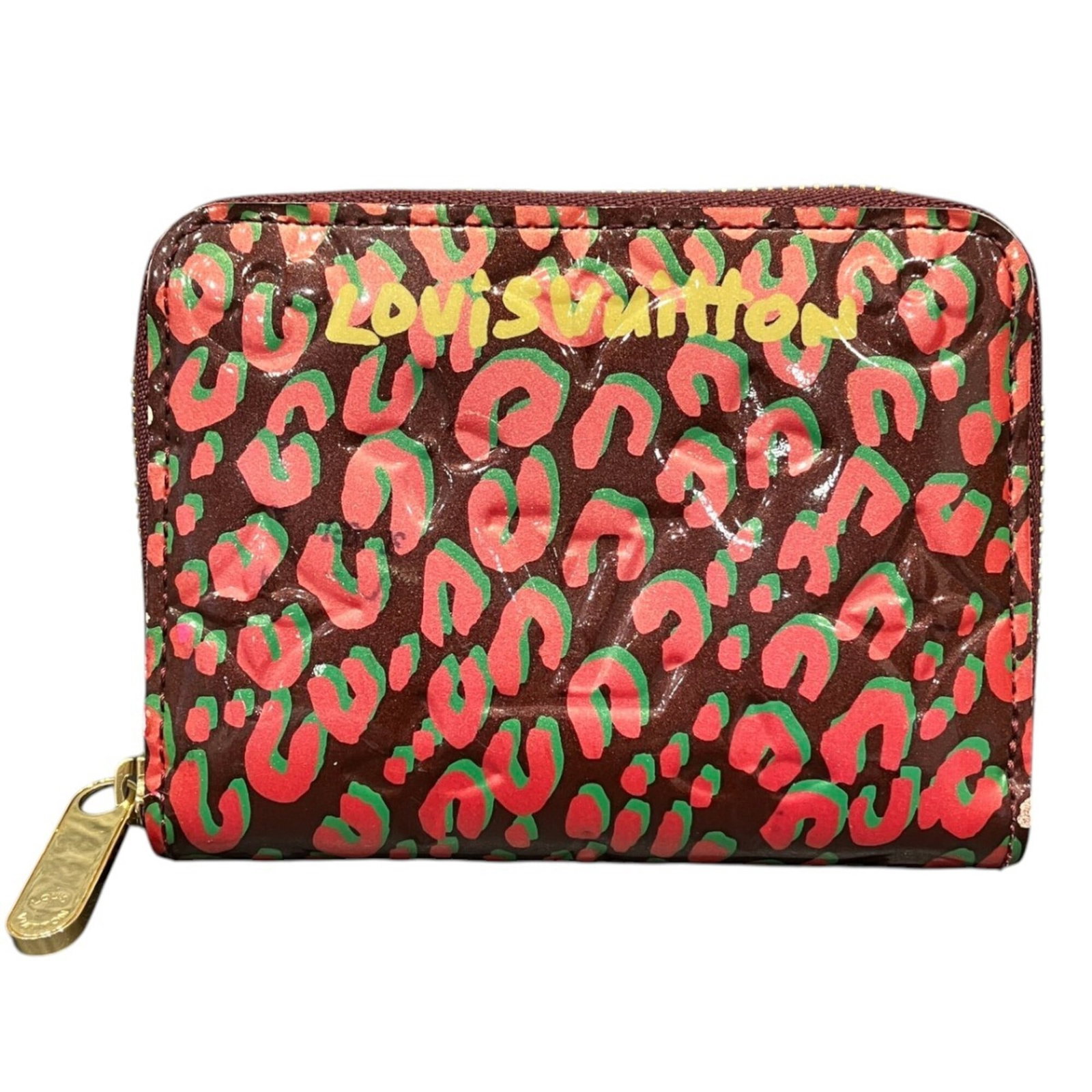 Louis Vuitton Coin Purse/ Coin Case Patent Leather: Louis Vuitton Coin Purse/ Coin Case Patent Leather Patent leather craftsmanship shines in this Louis Vuitton coin purse, boasting a classic Bordeaux and Leopard pattern. Measuring just 8.5cm x 11cm x 