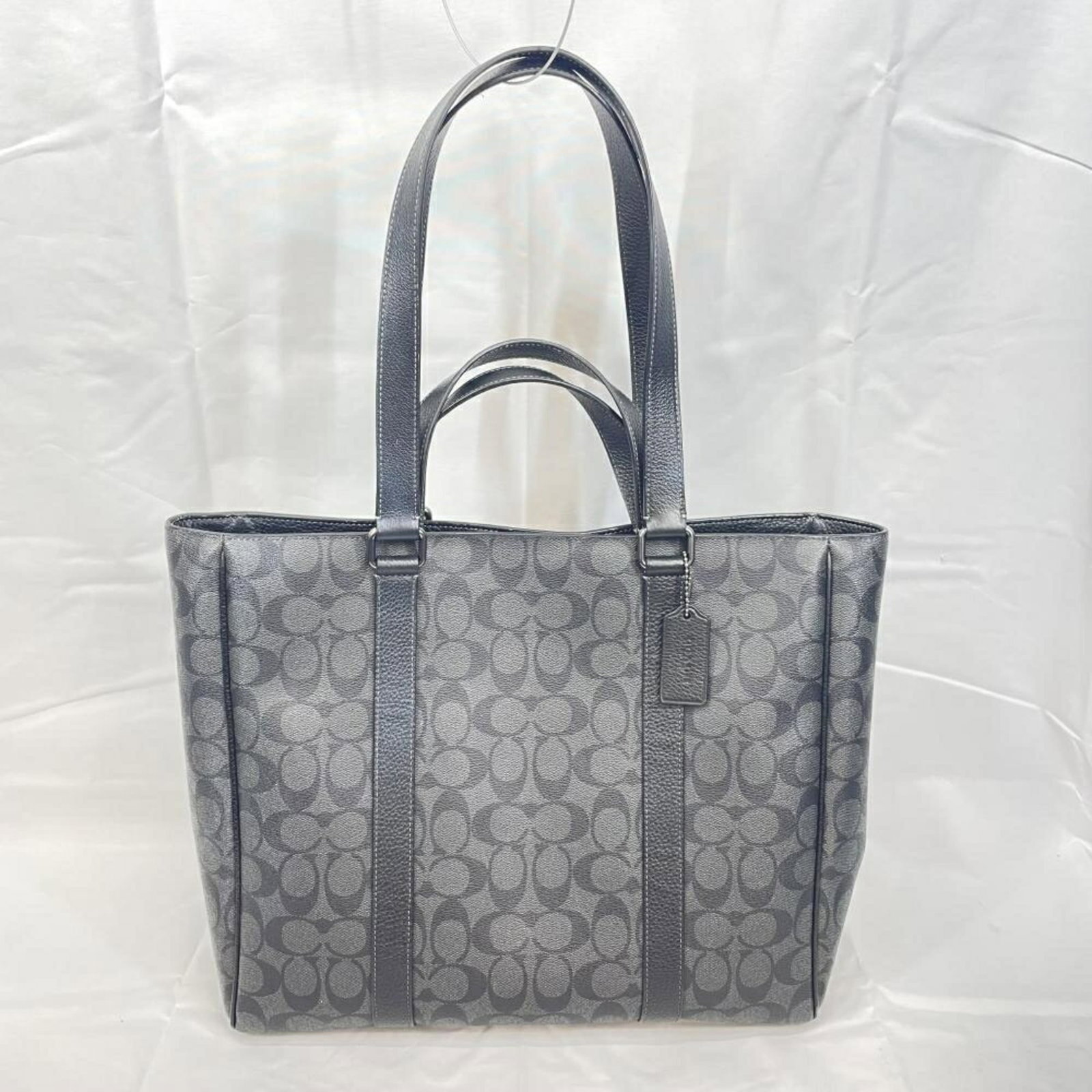 Hudson coach bag tote signature black double handle: Hudson coach bag tote signature black double handle Signature black double handle tote bag with clean lines and classic style, measuring 30cm x 35cm x 9cm. This Coach Signature line tote features a