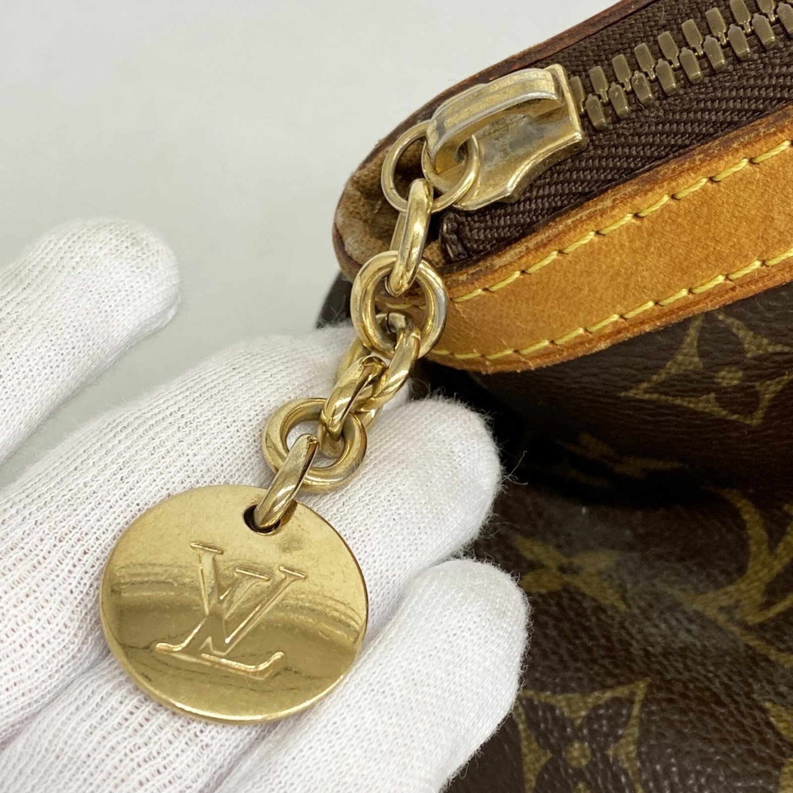 Louis Vuitton Handbag - 9