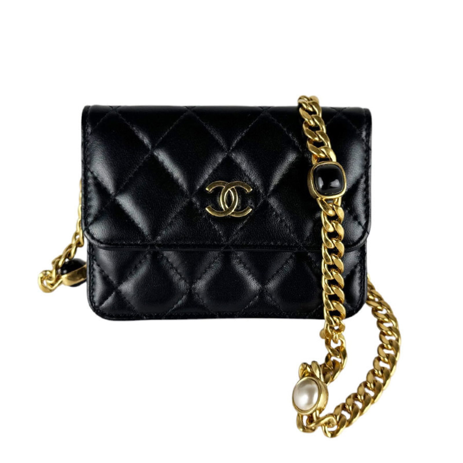 Chanel Leather Pochette: Chanel Leather Pochette Black leather pochette from Chanel, measuring 9cm x 12cm x 2cm. The classic design features a timeless combination of sleek lines and luxurious material. A stylish accessory fo
