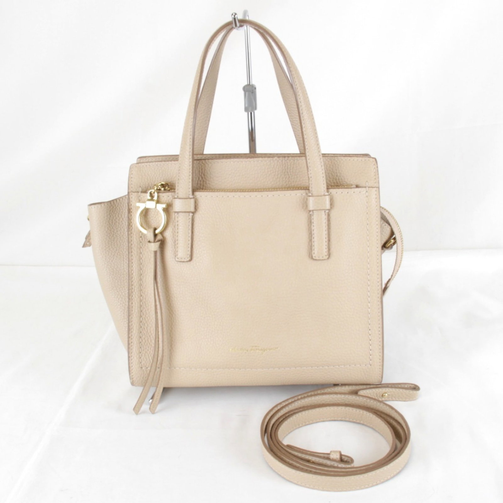 Salvatore Ferragamo Handbag Leather: Salvatore Ferragamo Handbag Leather Pink Salvatore Ferragamo handbag made from high-quality leather, measuring 21cm x 30cm x 12cm. This stylish accessory features a classic design and elegant color