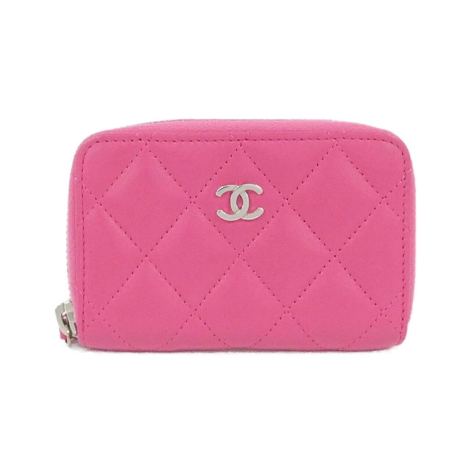 Coin purse in leather case: Coin purse in leather case This pink lambskin leather coin purse features a sleek design in a compact size, making it easy to carry. The soft and supple leather case provides a comfortable fit for coi