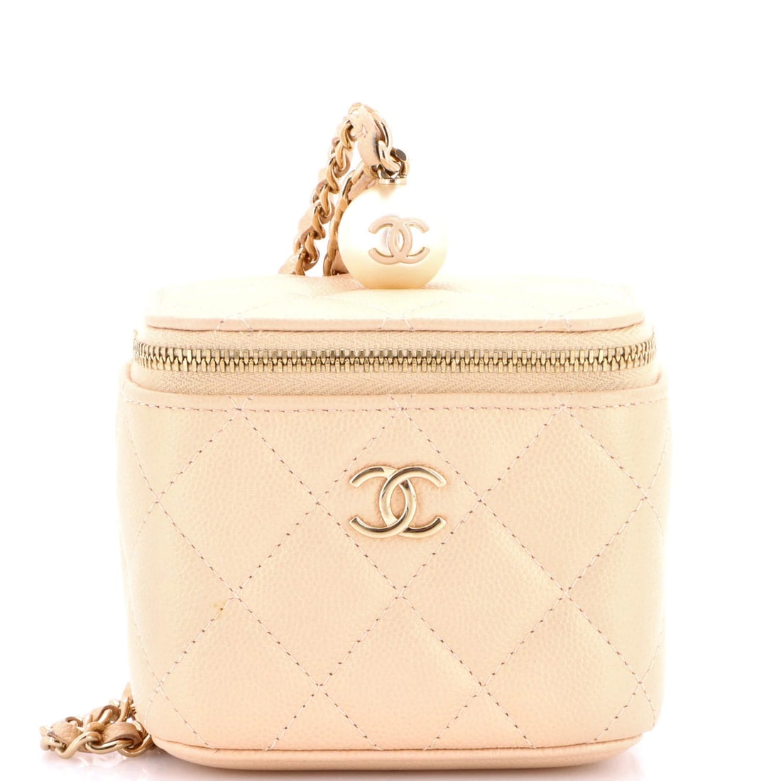 Vanity case in pearl caviar quilted chain classic Chanel: Vanity case in pearl caviar quilted chain classic Chanel The pearl caviar quilted chain classic Chanel mini vanity case boasts a neutral exterior with subtle scuffs and creases, giving it a worn-in