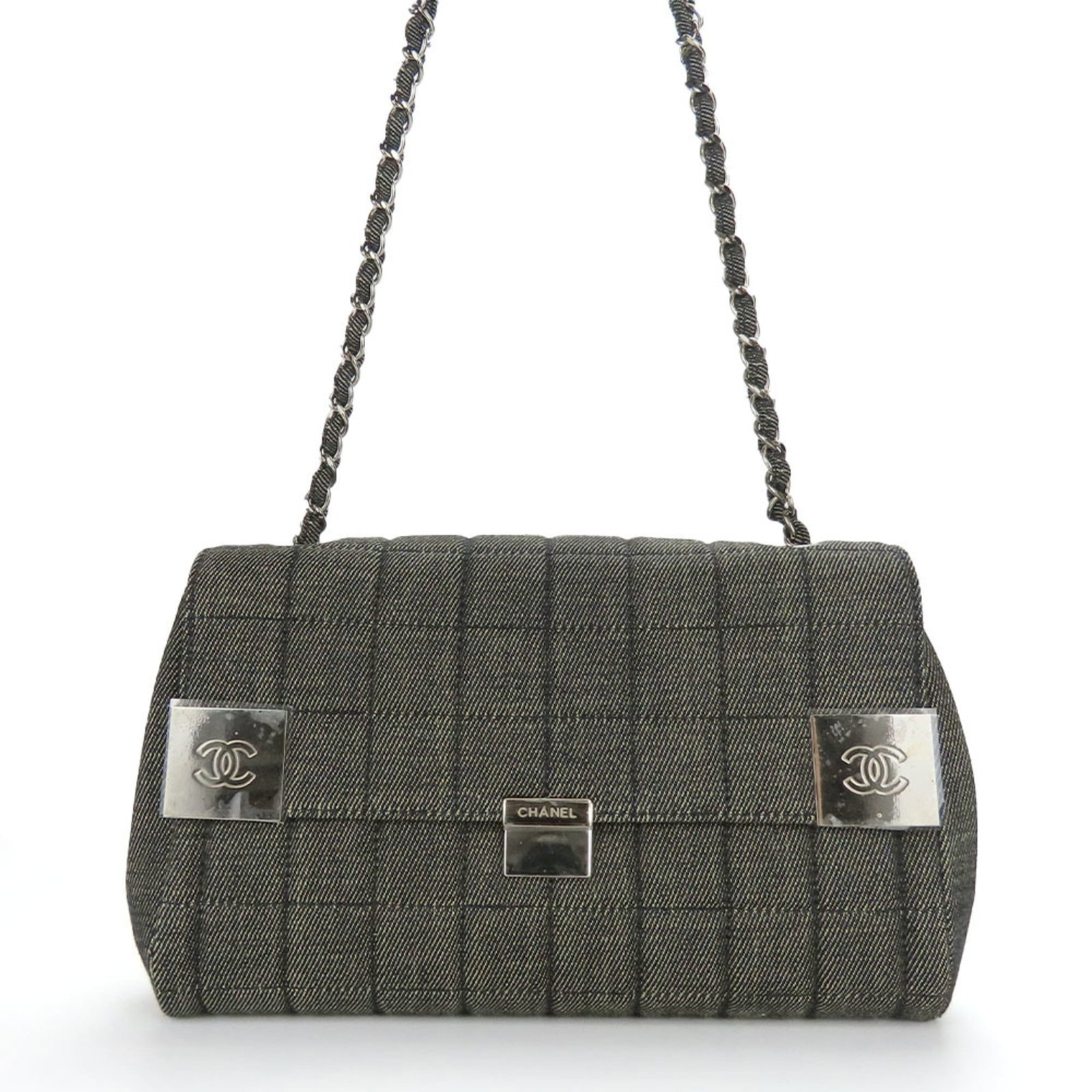 Denim Chanel Shoulder Bag: Denim Chanel Shoulder Bag Navy denim shoulder bag from Chanel, featuring a classic design with a durable and stylish denim material. This bag measures 17cm x 28cm x 7.5cm and comes with a box, dust ba