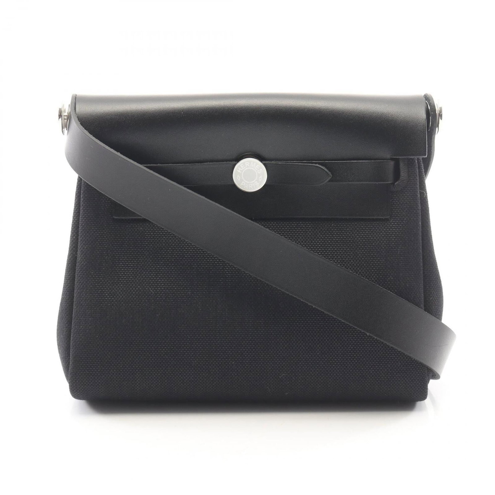 Shoulder bag handbag Hermes: Shoulder bag handbag Hermes Black shoulder bag from Hermes with dimensions 16cm x 20cm x 7cm, offering a sleek and stylish design. This handbag features a classic silhouette with clean lines and a stu
