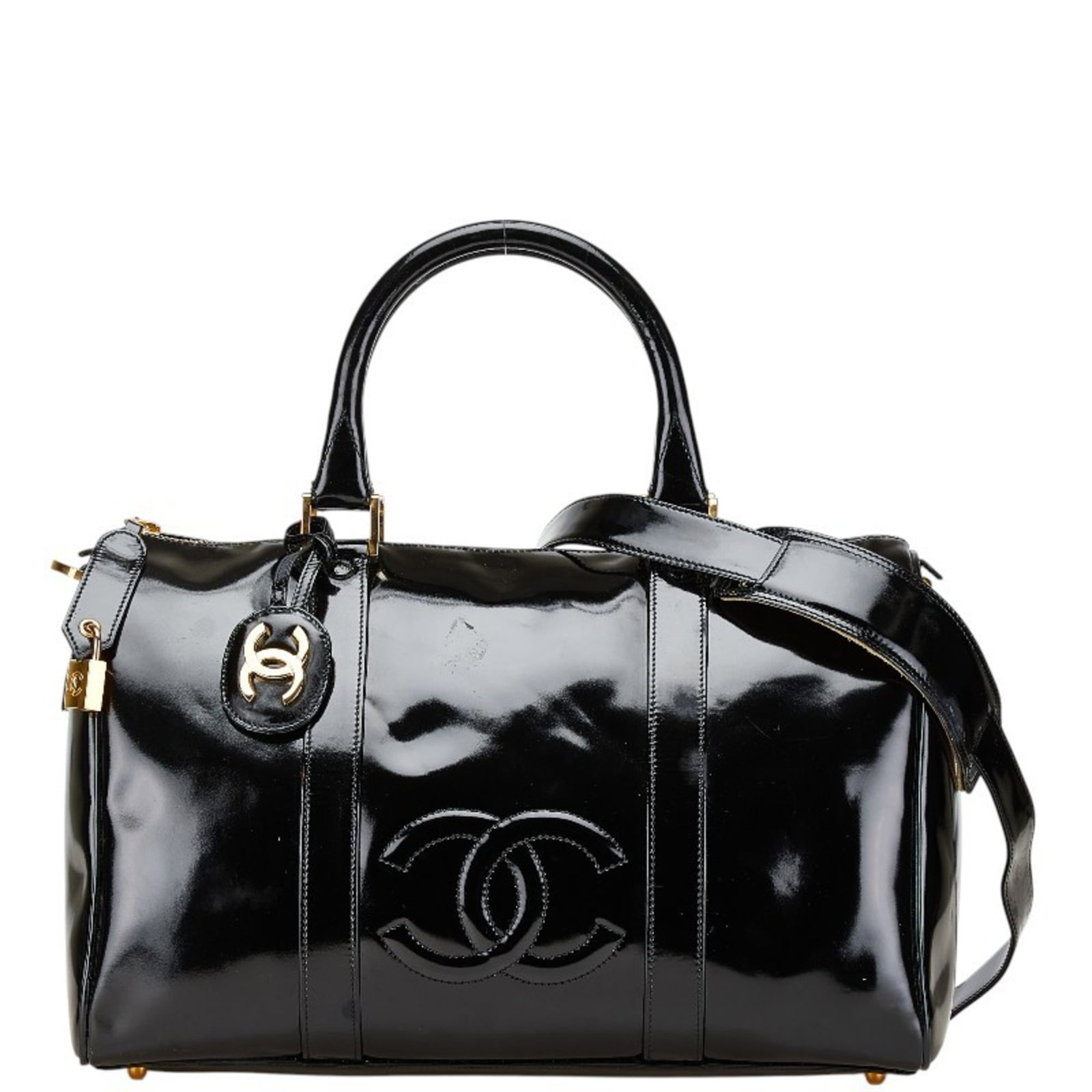 Boston Bag Patent Leather Chanel Shoulder: Boston Bag Patent Leather Chanel Shoulder Patent leather finishes the sleek design of this black Boston bag from Chanel, with its 22cm x 36cm x 17cm dimensions providing a stylish and compact