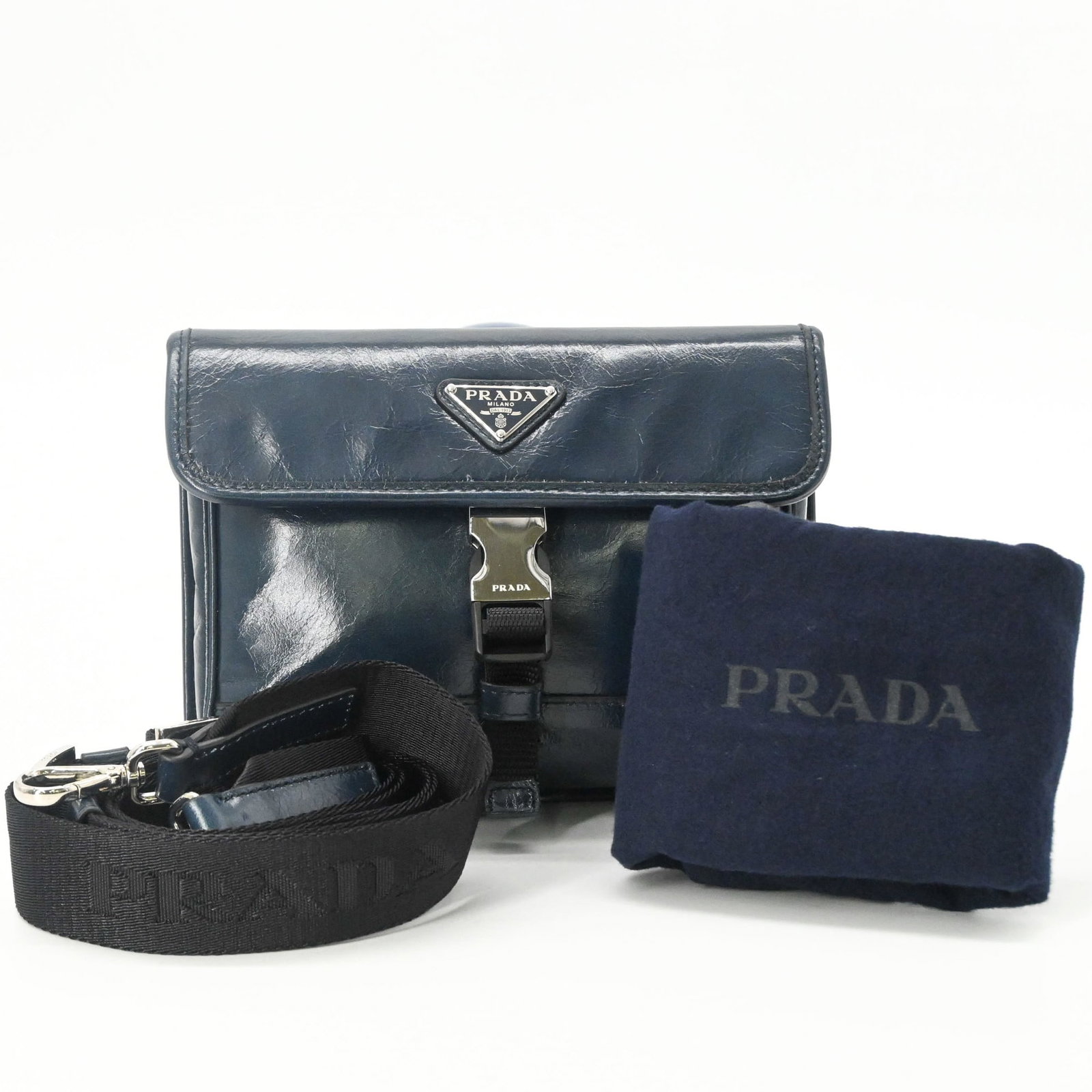 Shoulder bag sling leather: Shoulder bag sling leather Navy leather shoulder bag with a sleek, streamlined design. Made from high-quality leather, this sling bag measures 13cm x 18cm x 3cm and features a classic, timeless style