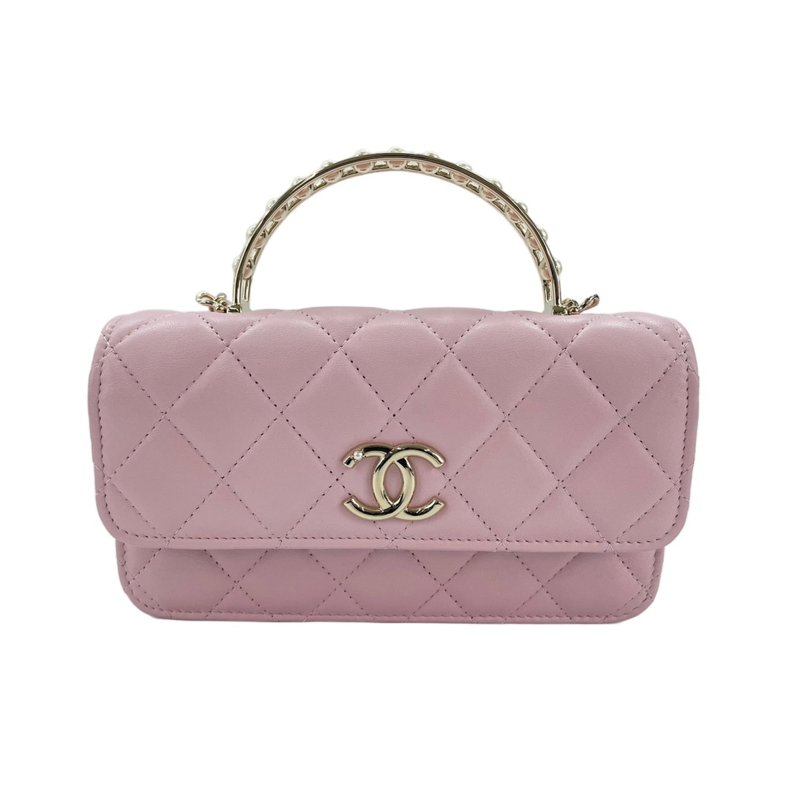 Handbag of Chanel: Handbag of Chanel Pink Chanel handbag with dimensions 9cm x 16cm x 3cm, perfect for everyday carry. Made from high-quality materials, its compact size makes it ideal for a night out or a casual day.