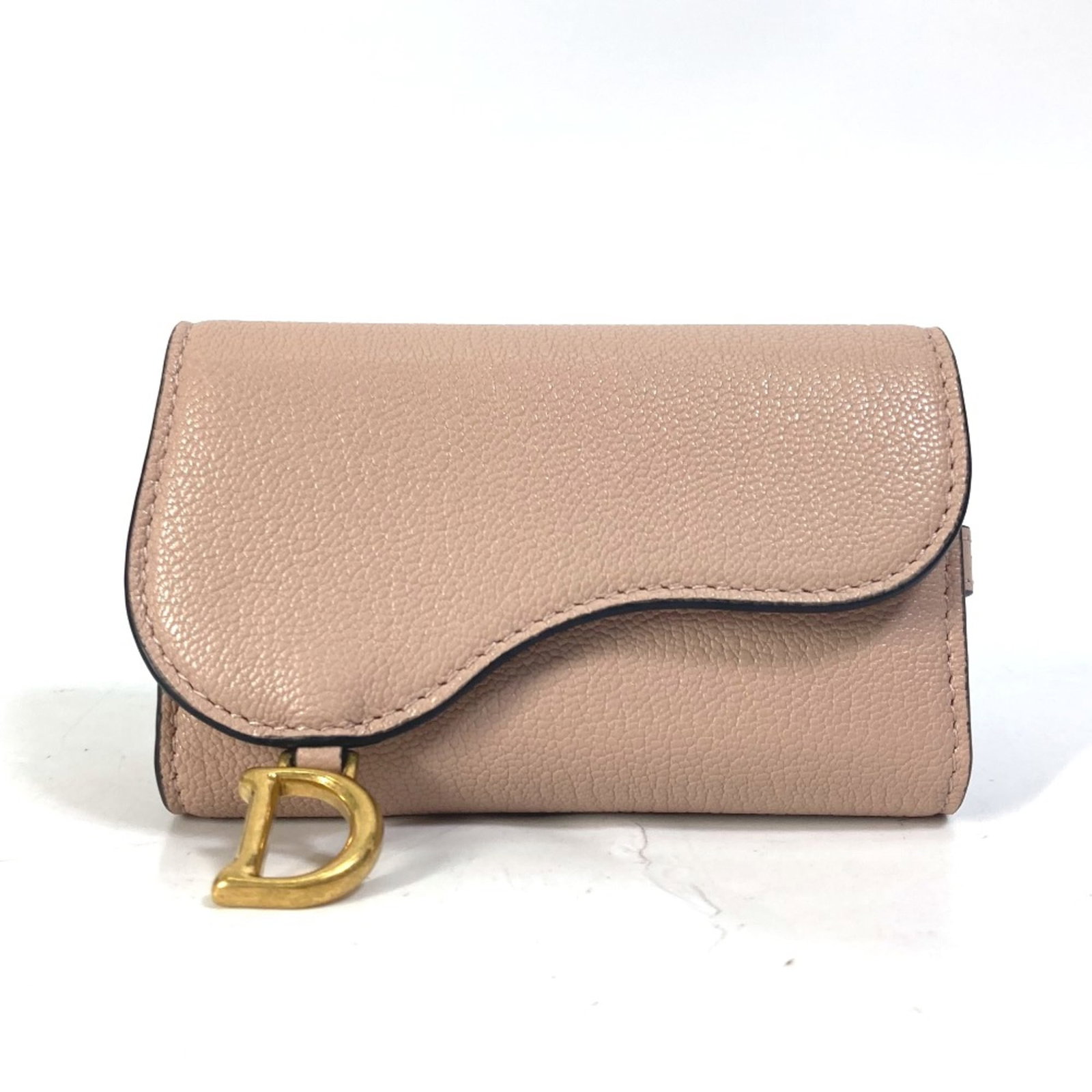 Keycase leather by Christian Dior: Keycase leather by Christian Dior Keycase leather by Christian Dior, featuring pink color and signature. Made from high-quality leather, this keycase measures W10.5cmxH6.5cm/W4.1xH2.6inch. The item be