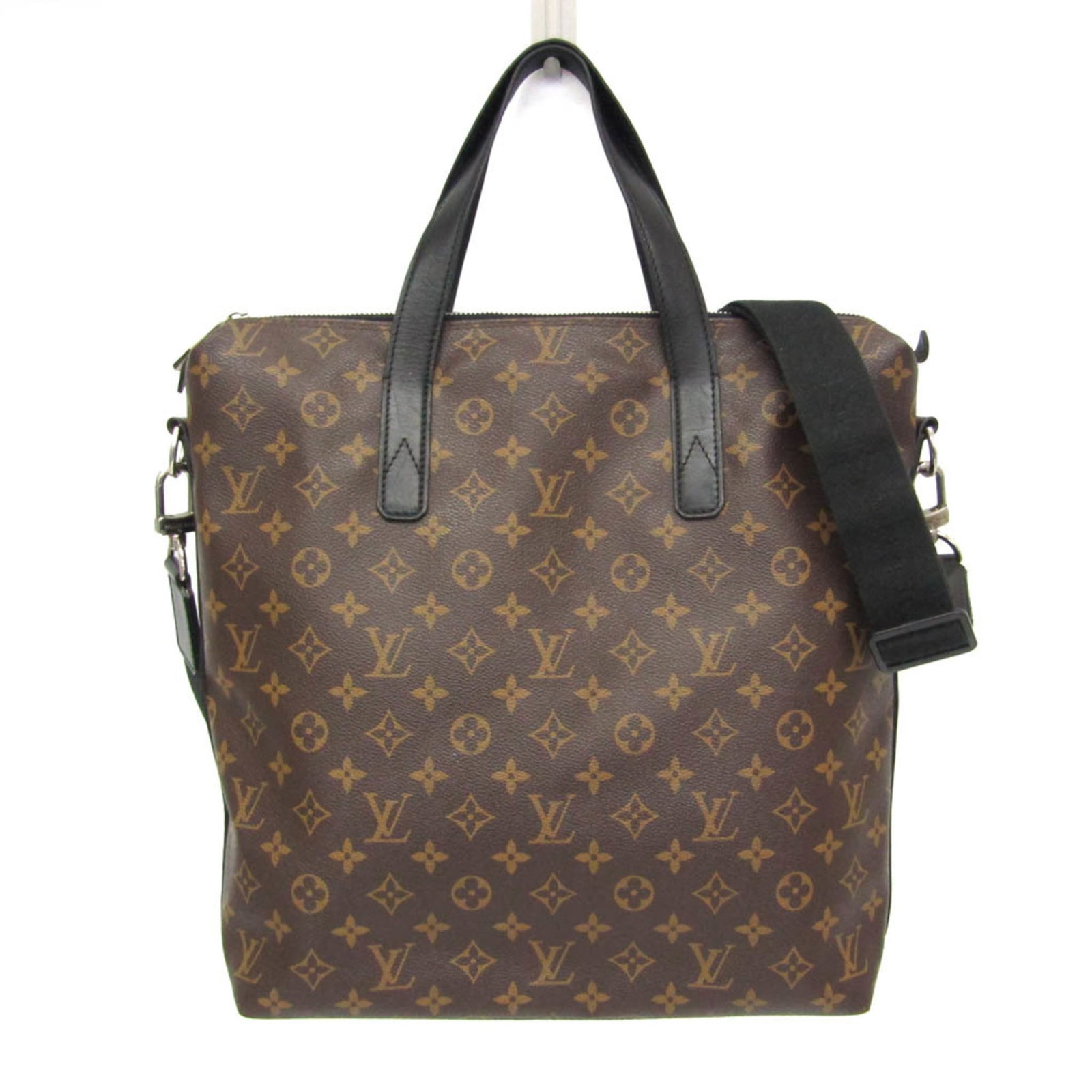 Shoulder bag Monogram Louis Vuitton: Shoulder bag Monogram Louis Vuitton Monogram Macassar Louis Vuitton shoulder bag, featuring the iconic Monogram pattern and durable construction. This stylish handbag boasts an open pocket for added
