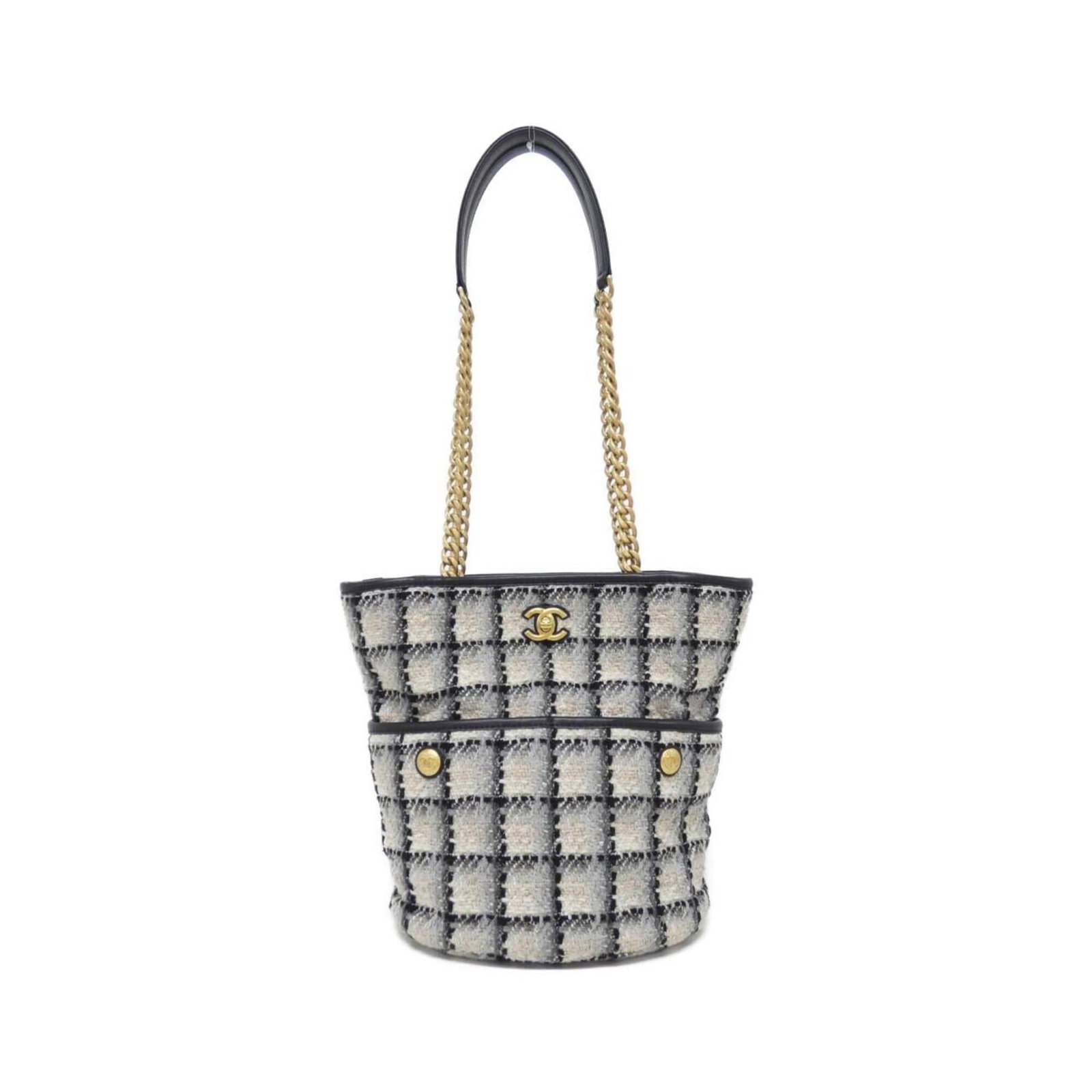 Chanel Shoulder Bag Cotton Wool Tweed: Chanel Shoulder Bag Cotton Wool Tweed Cotton wool tweed fabric adds a unique texture to this Chanel shoulder bag, which features a classic design with clean lines and a timeless aesthetic. The beige,