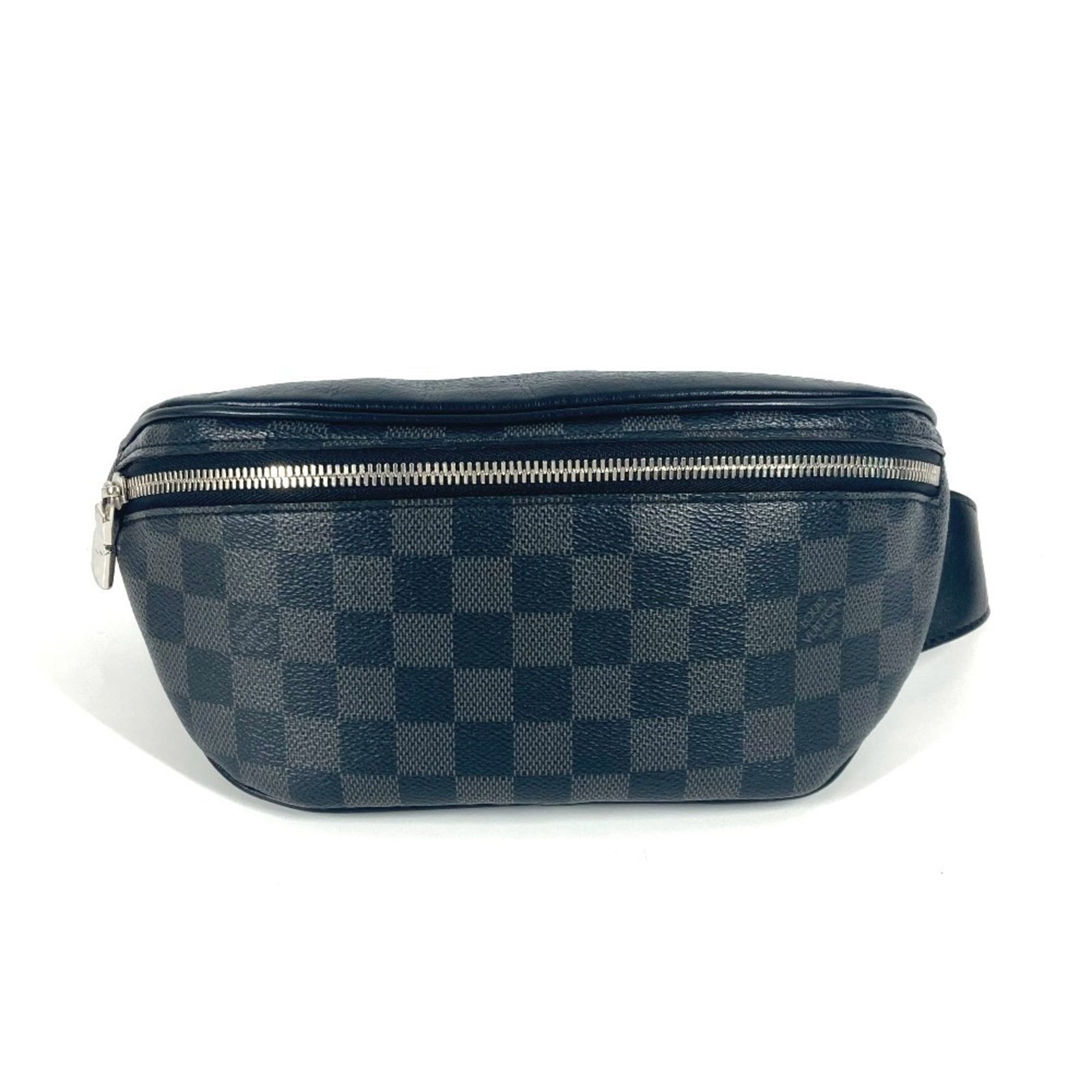Graphite Damier Bag Sling Louis Vuitton: Graphite Damier Bag Sling Louis Vuitton Damier Graphite bag from Louis Vuitton's N40362 model, featuring the iconic Damier print in black. This shoulder bag and sling bag combines style with a
