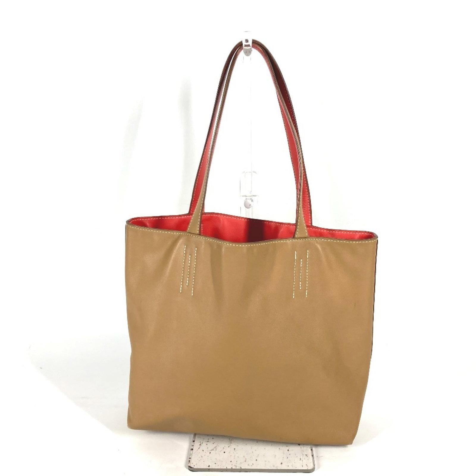 Shoulder bag leather tote bag Hermes: Shoulder bag leather tote bag Hermes Beige and pink leather come together in this classic shoulder bag design, featuring an open closure. Made from high-quality leather, the tote bag measures 24.5cm x