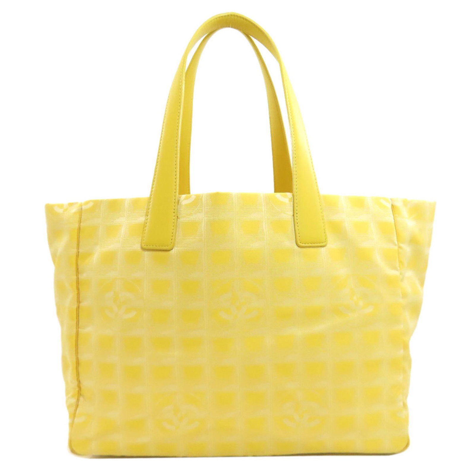 Nylon bag tote Chanel: Nylon bag tote Chanel Yellow Nylon bag tote from Chanel, measuring 27cm x 34.5cm x 14cm. Made from nylon material, this tote features a bright and eye-catching yellow color. With its compact size and 