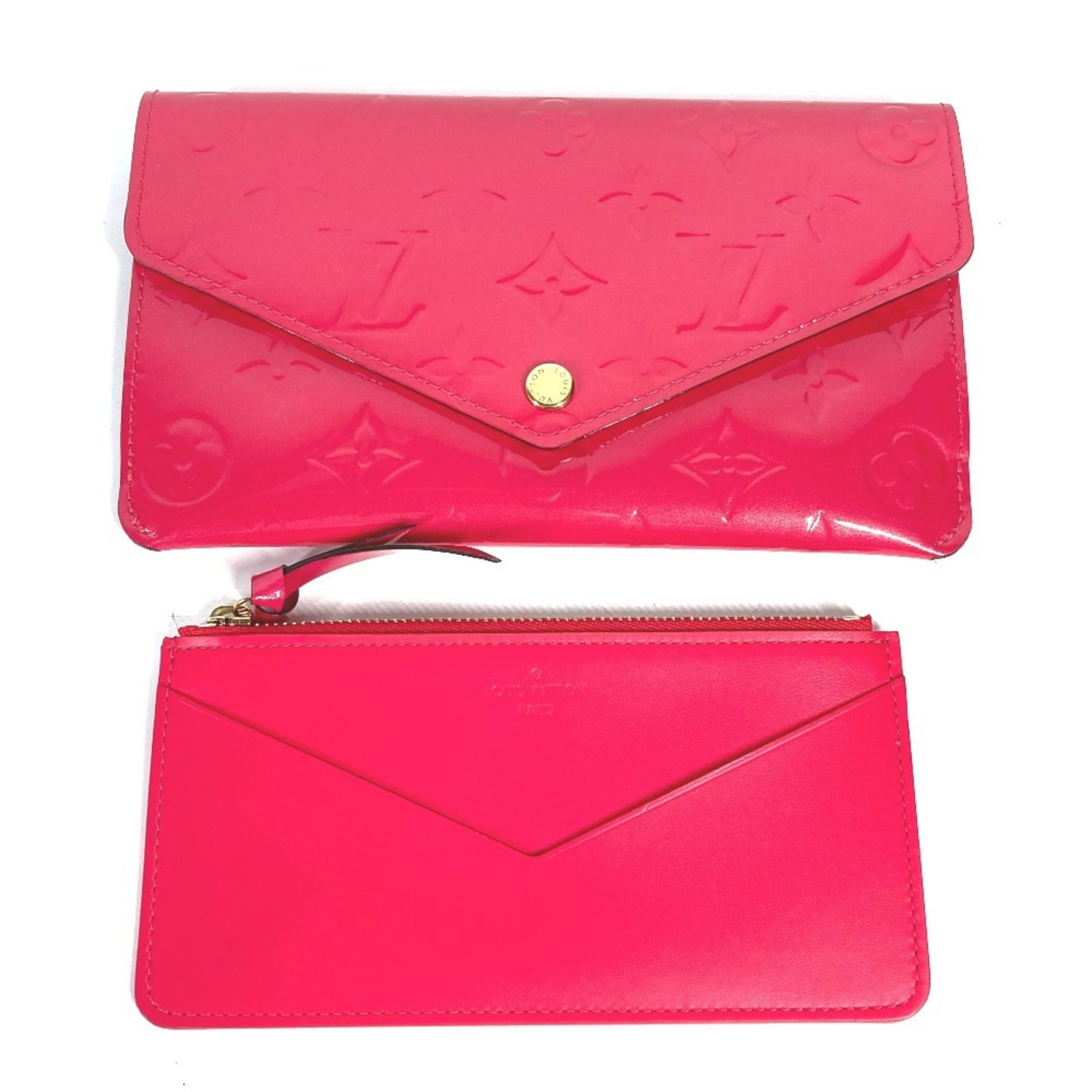 Vernis Monogram Purse Coin Case Louis: Vernis Monogram Purse Coin Case Louis Monogram Vernis coin purse/coin case from Louis Vuitton's iconic line, featuring the distinctive Hot pink Monogram Vernis design. This stylish accessory comes wit