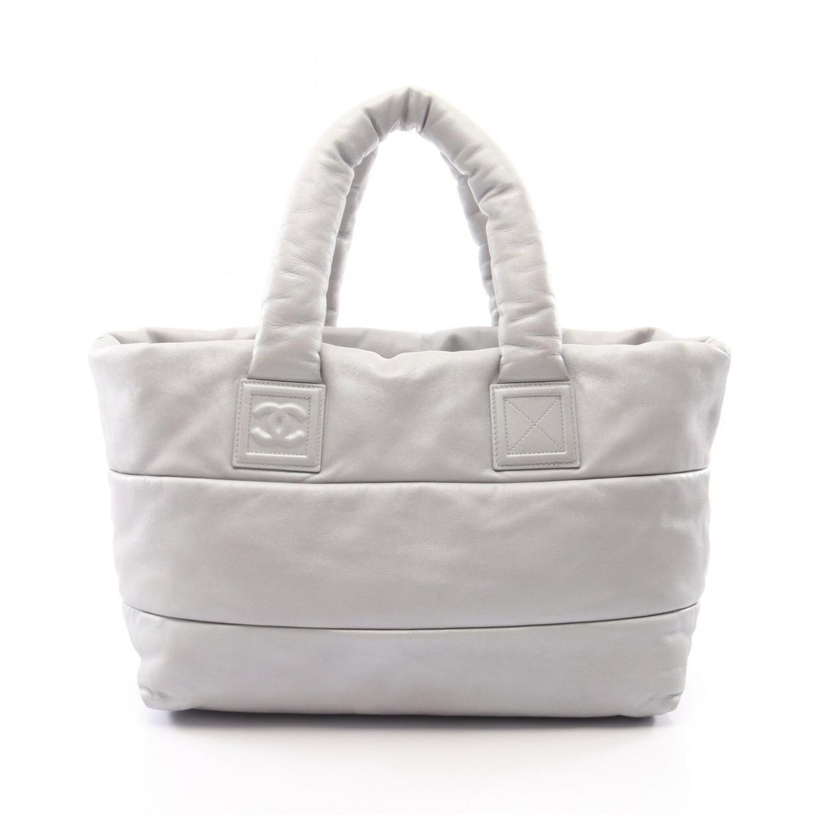 Handbag tote leather bag Chanel: Handbag tote leather bag Chanel This navy leather Chanel tote bag boasts sleek silver hardware, adding a touch of sophistication to its classic design. With dimensions of 27cm x 36cm x 17cm, it provid