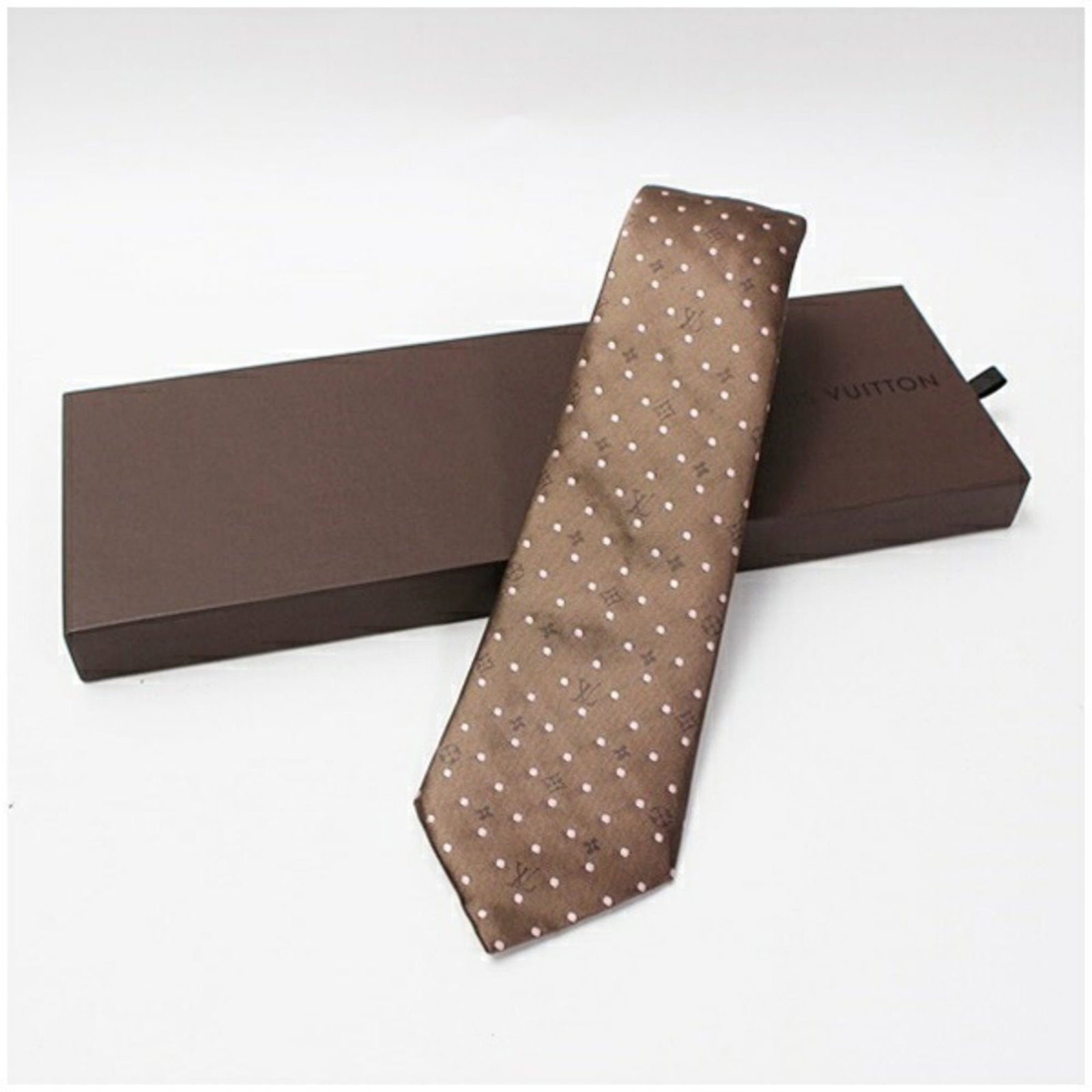 Louis Vuitton silk cravat: Louis Vuitton silk cravat Silk cravat from Louis Vuitton, available in light brown and pink hues. Made from high-quality silk with a width of 9.5cm, this cravat features the iconic brand's signature s