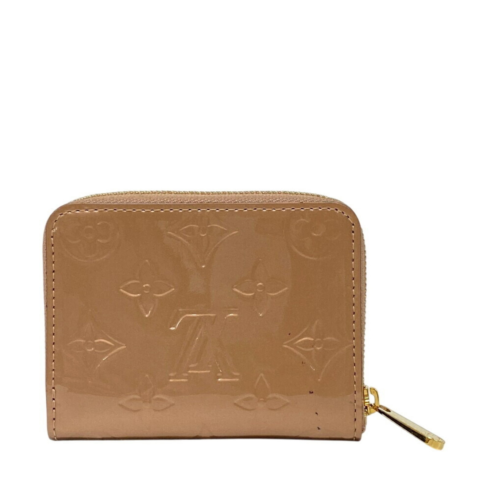 Vernis Monogram Purse Coin Case Louis: Vernis Monogram Purse Coin Case Louis The Louis Vuitton Monogram Vernis Coin Case is a stylish and compact accessory featuring the iconic Monogram Vernis pattern in beige. This coin case measures
