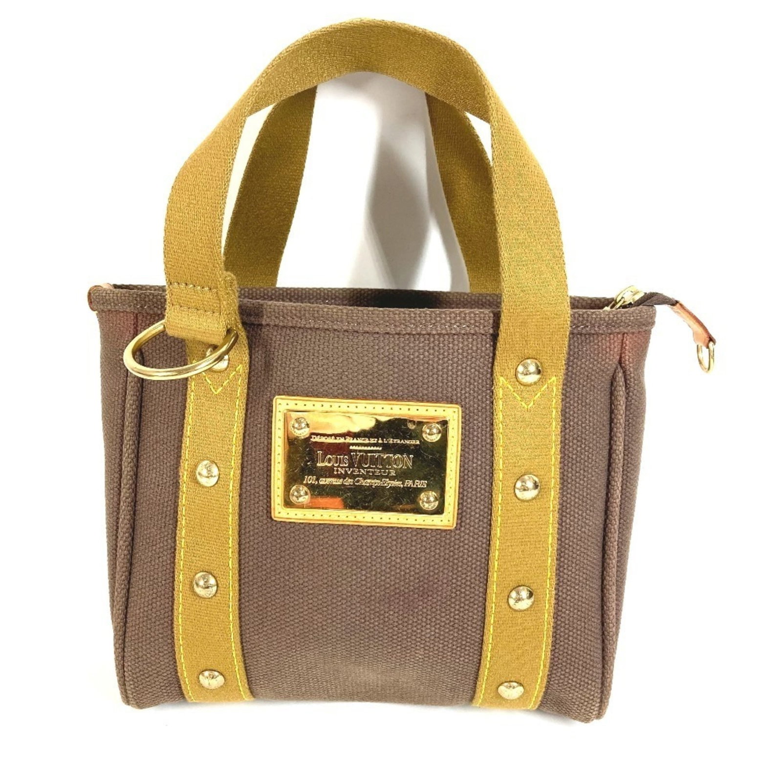 Canvas tote bag by Louis Vuitton: Canvas tote bag by Louis Vuitton Canvas tote bag by Louis Vuitton, featuring the iconic brand's signature monogram pattern in brown canvas. This stylish and practical bag measures 19cm x 22cm x