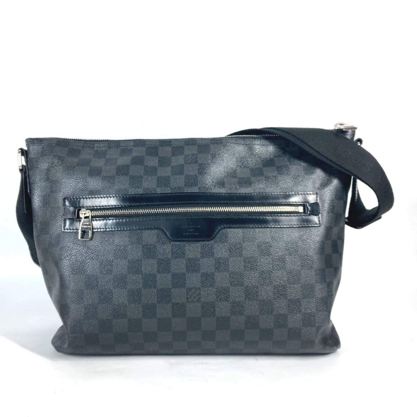 Louis Vuitton Shoulder Bag Damier Graphite: Louis Vuitton Shoulder Bag Damier Graphite The Louis Vuitton Shoulder Bag Damier Graphite boasts its iconic Damier Graphite pattern in sleek black. Measuring 28.5cm x 35.5cm x 10cm, it offers a