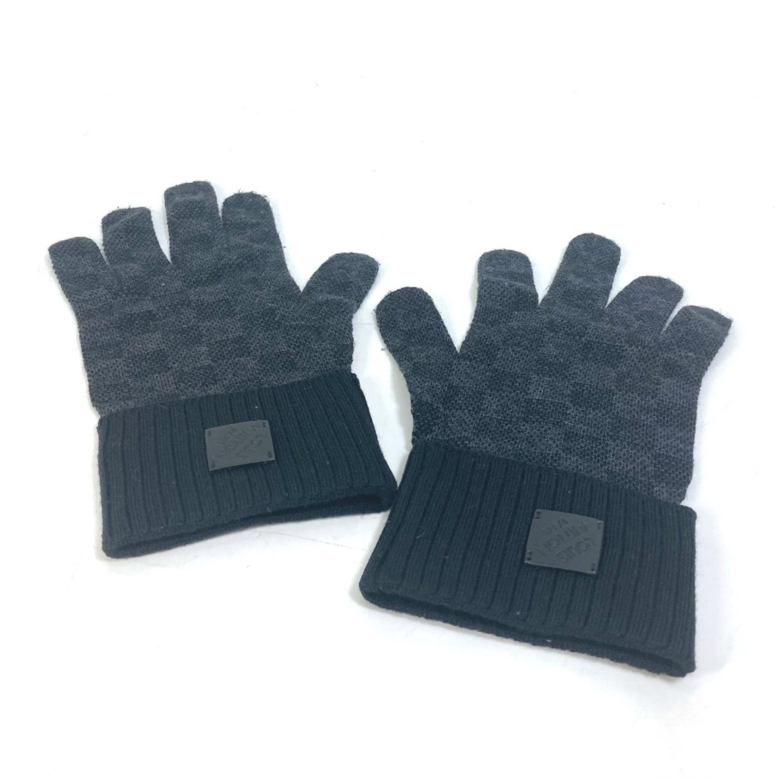 Louis Vuitton Wool Gloves: Louis Vuitton Wool Gloves Black wool gloves from Louis Vuitton, measuring 25.5cm in length, are made from the material wool and have no additional accessories. These gloves are part of the M77992 mode