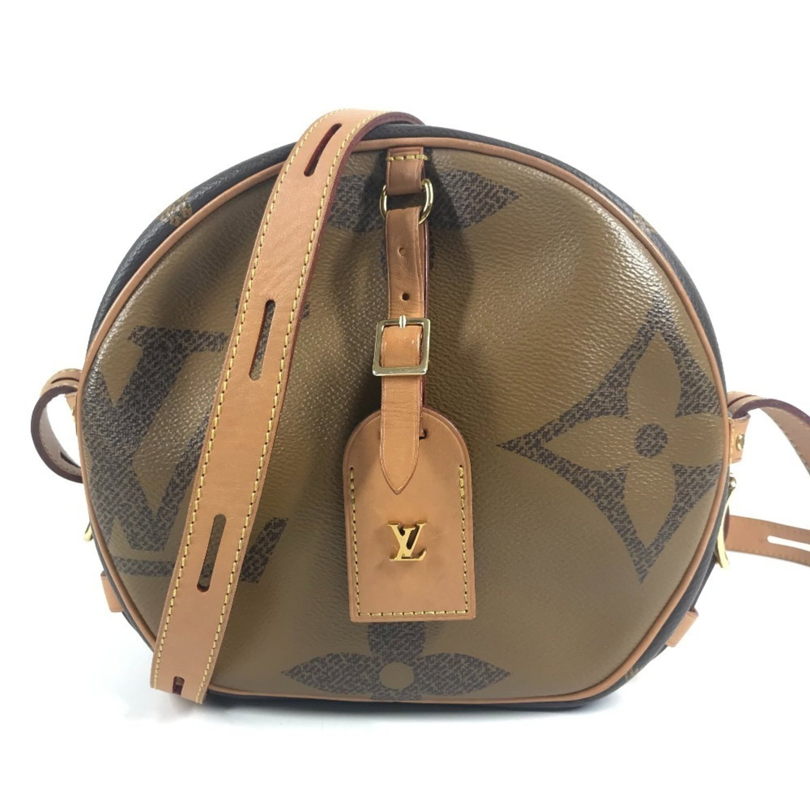 Louis Vuitton Monogram Pochette Shoulder Bag: Louis Vuitton Monogram Pochette Shoulder Bag Brown Monogram Pochette Shoulder Bag by Louis Vuitton, measuring 19cm x 21cm x 6.5cm, features the iconic monogram pattern in a classic design that exudes