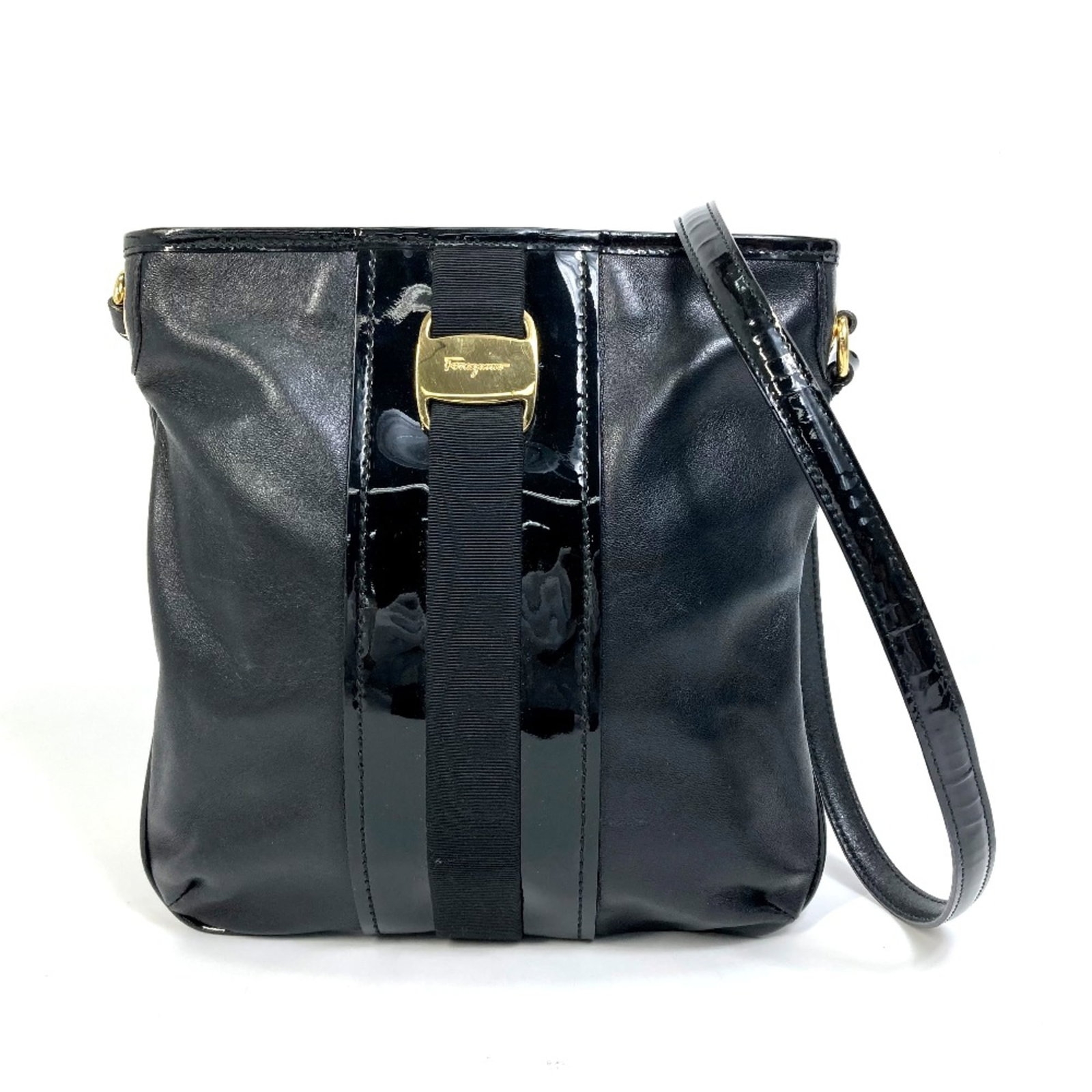 Shoulder bag other by Ferragamo Salvatore: Shoulder bag other by Ferragamo Salvatore Black shoulder bag by Salvatore Ferragamo, measuring W25cmxH27cmxD0.8cm/W9.8xH10.6xD0.3inch with a longest shoulder strap of 50.8in / 129cm. This sleek and st