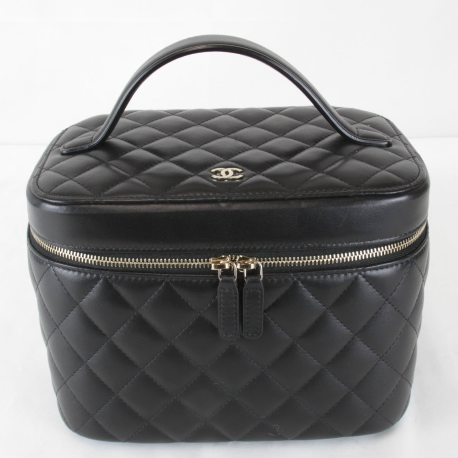 Leather Chanel Bag Vanity: Leather Chanel Bag Vanity Black Lambskin Leather Chanel Vanity Bag, Italy-made with high-quality lambskin material, features a sleek and sophisticated design. Measuring just 5cm x 21cm x 13cm, this co
