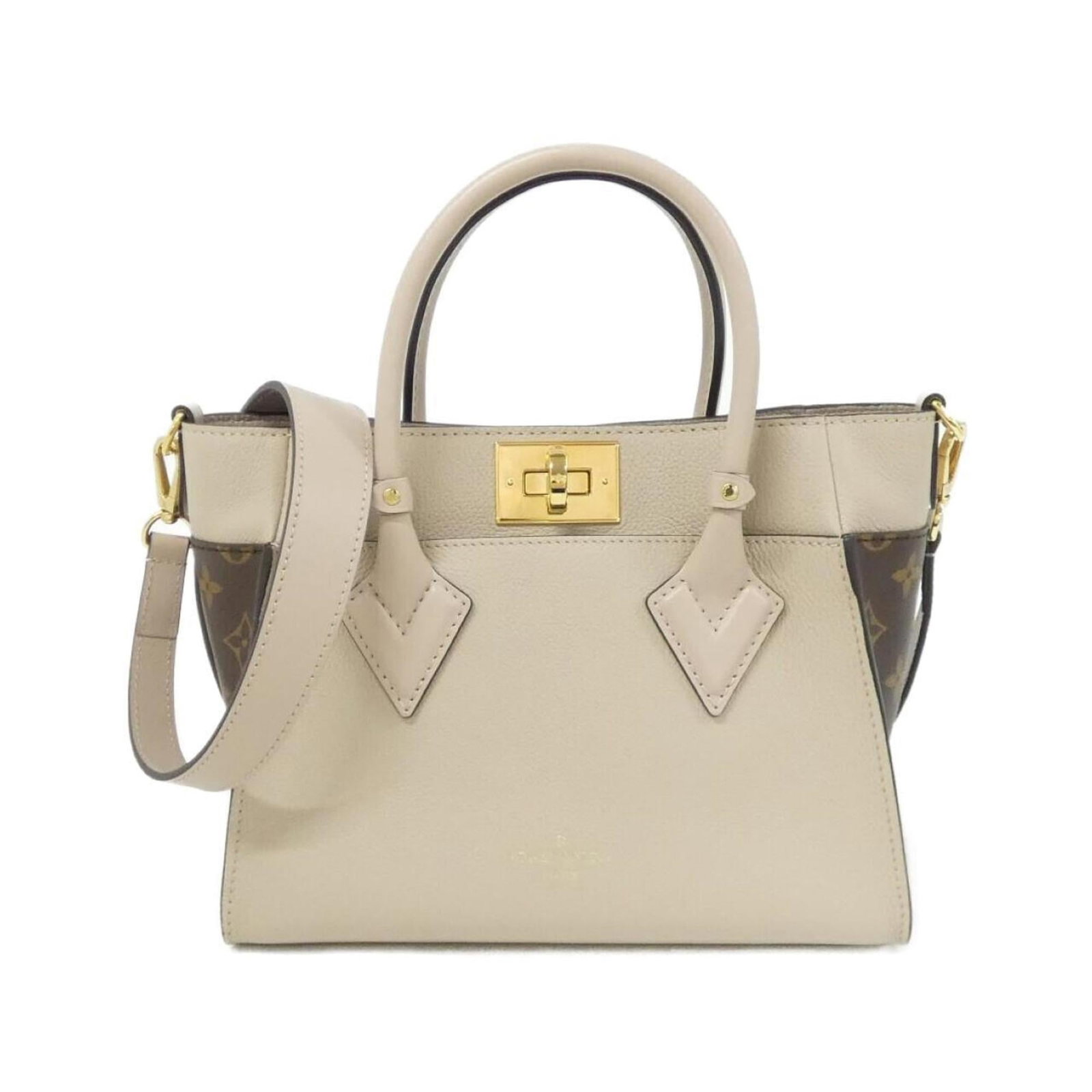Canvas Leather Coated Handbag Vuitton Louis: Canvas Leather Coated Handbag Vuitton Louis Canvas Leather Coated Handbag Vuitton Louis bears a signature. Made from coated canvas and calfskin leather, its grayish color and compact size (19cm x