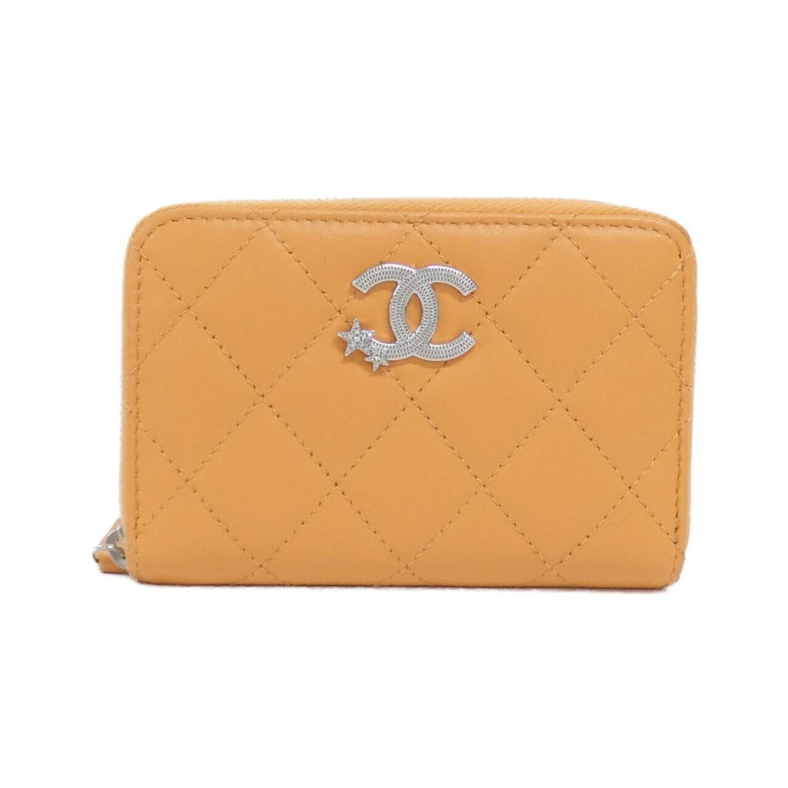 Coin purse in leather case: Coin purse in leather case This vibrant orange lambskin coin purse features a sleek leather case, making it a stylish accessory for everyday use. Measuring just 8cm x 12cm x 2cm, it's the perfect