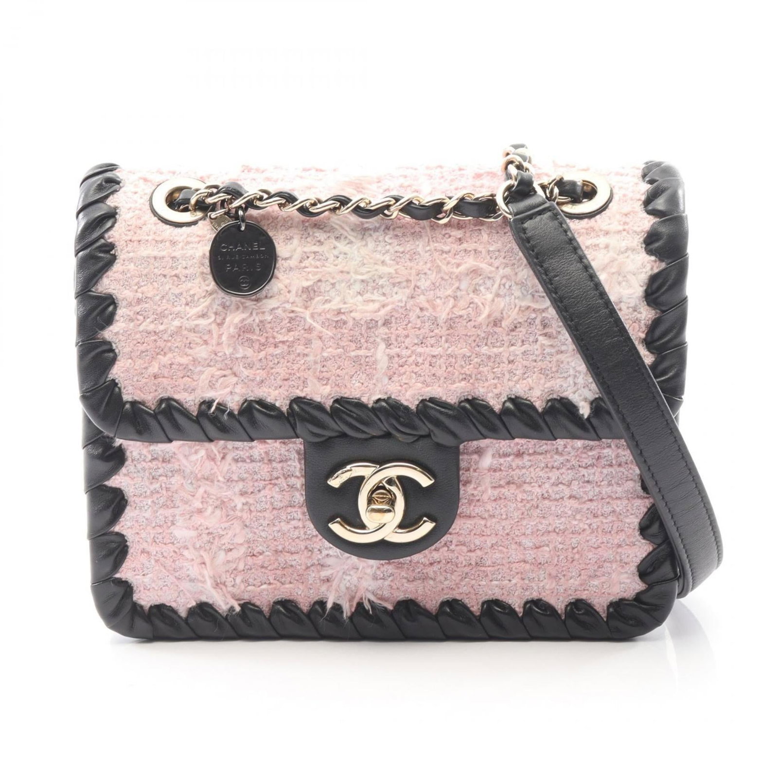 Shoulder bag fabric leather from Chanel: Shoulder bag fabric leather from Chanel Black and pink lambskin shoulder bag fabric leather from Chanel, measuring 15.5cm x 19cm x 5cm in size. This luxurious piece features a combination of fabric