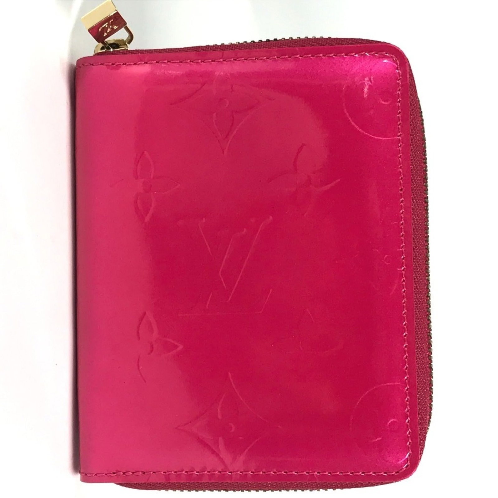 Monogram Vernis Louis Vuitton Bi Fold Wallet: Monogram Vernis Louis Vuitton Bi Fold Wallet Monogram Vernis Louis Vuitton Bi Fold Wallet features the iconic Monogram Vernis pattern in fuchsia pink, adding a pop of color to your daily essentials. T