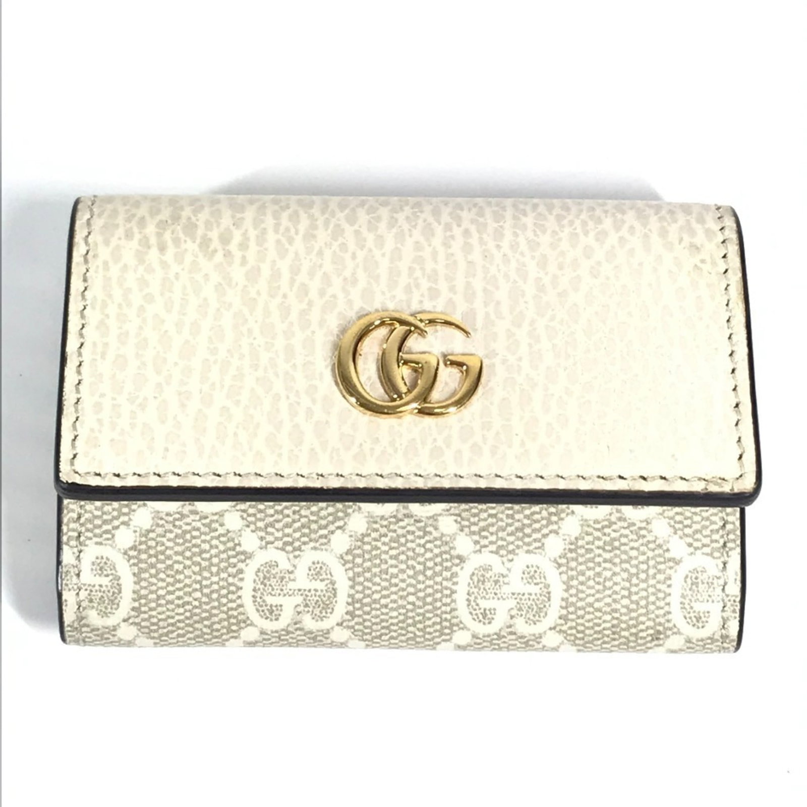 PVC Leather Gucci Keycase: PVC Leather Gucci Keycase This Gucci keycase boasts a unique blend of PVC and leather materials, crafted in the iconic Italian style. Measuring just 6.5cm x 9.5cm, it's a compact yet stylish accessory