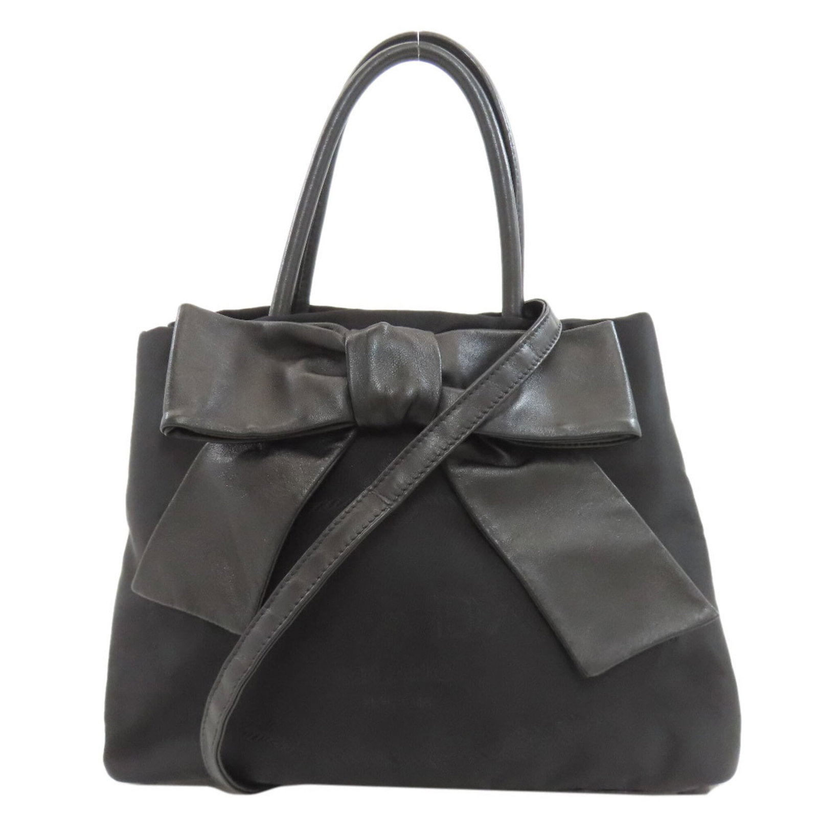 Prada Handbag Nylon: Prada Handbag Nylon This Prada Nylon handbag boasts sleek, modern lines and a durable nylon construction. Black in color, its compact size measures 22cm x 30cm x 16cm, making it a versatile accessory