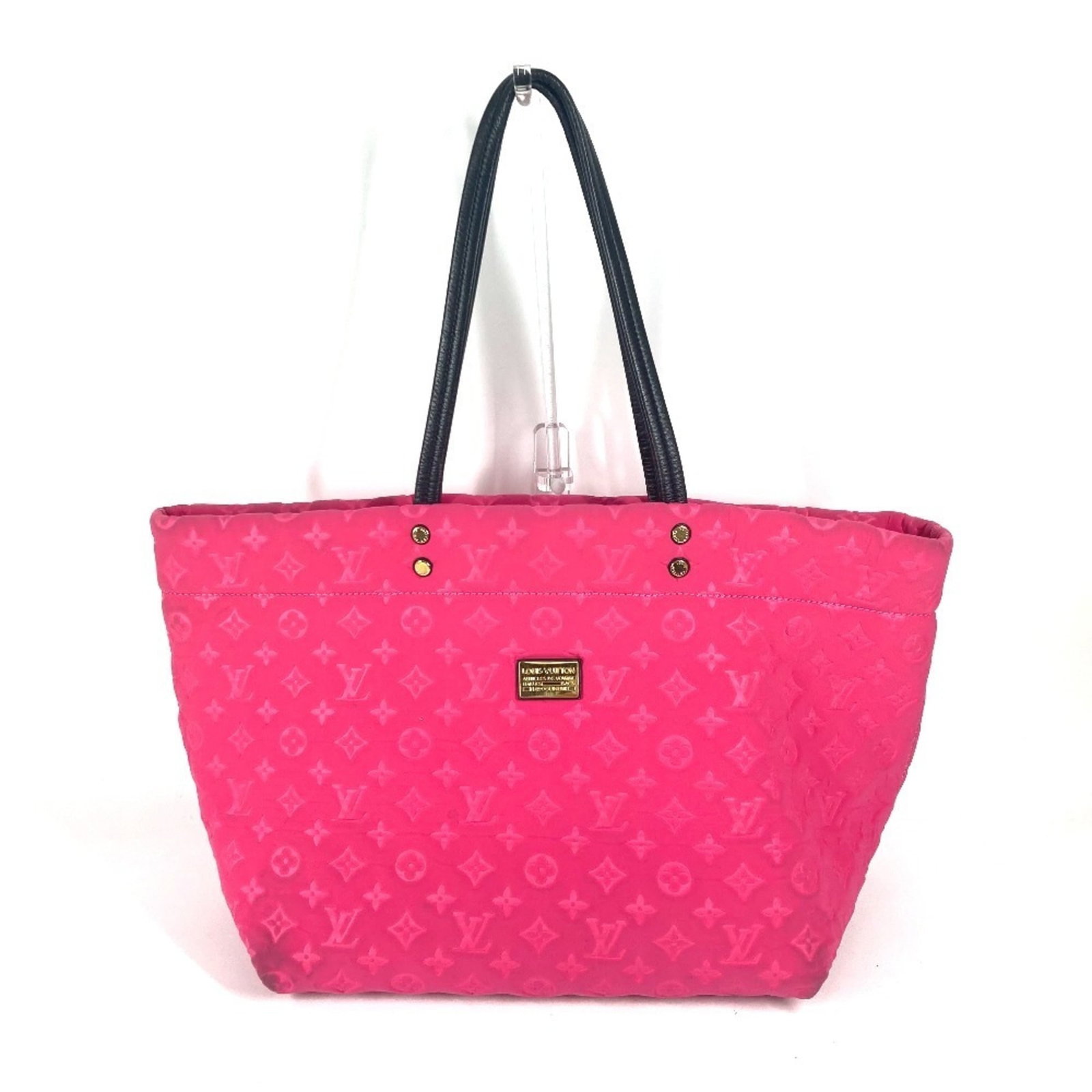 Shoulder bag tote microfiber by Louis Vuitton: Shoulder bag tote microfiber by Louis Vuitton Microfiber material and hook closure make this Louis Vuitton shoulder bag tote durable and easy to use. The black and pink color options add a pop of styl