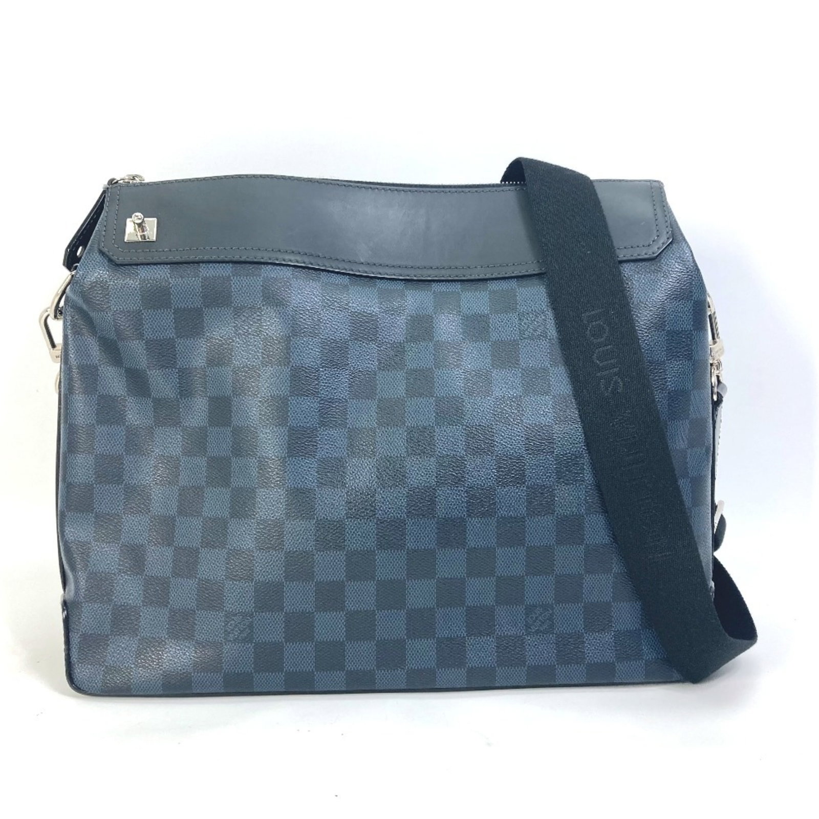 Shoulder bag from Louis Vuitton: Shoulder bag from Louis Vuitton Navy blue Damier Cobalt shoulder bag from Louis Vuitton, featuring a classic design with a 106.5cm strap length and a dust bag for added protection. This stylish