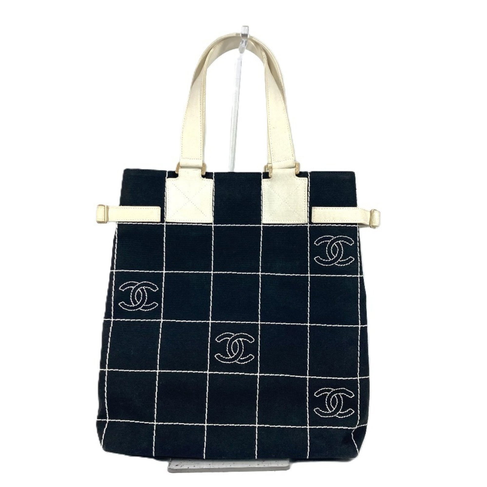 Canvas tote bag Chanel: Canvas tote bag Chanel Canvas tote bag from Chanel, featuring a classic black and white design. This stylish shoulder bag measures 36cm x 30cm x 13cm and has a sleek canvas material. The timeless