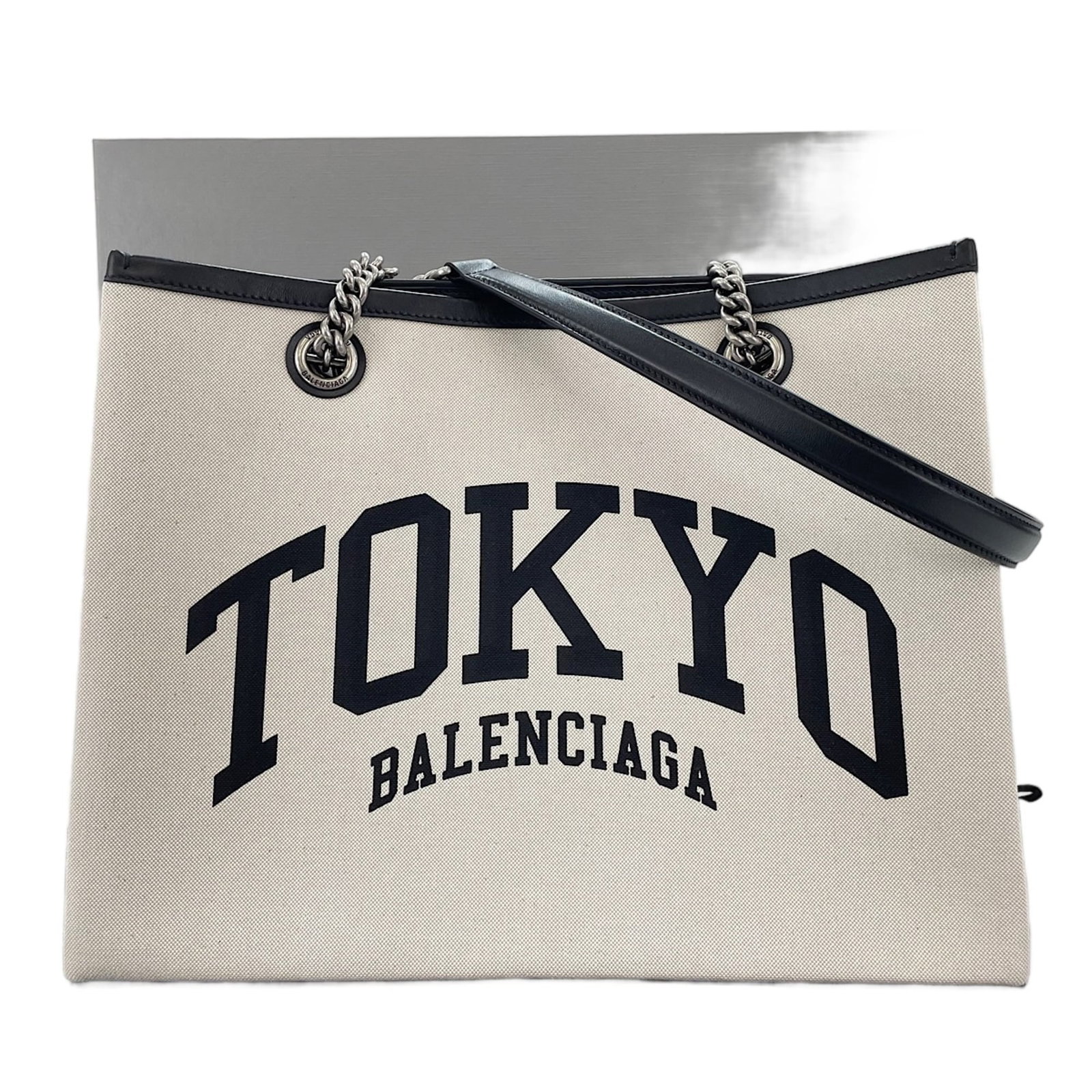 Tote bag from Balenciaga: Tote bag from Balenciaga White Balenciaga tote bag with dimensions 27cm x 35cm x 14cm, originating from France. This stylish and functional tote features a classic design that exudes elegance and