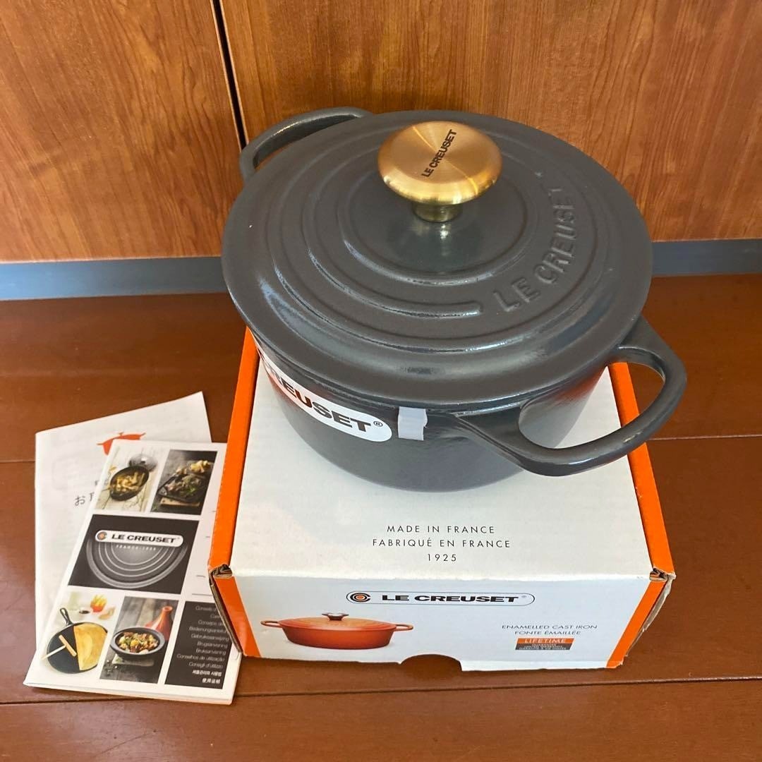 Le Creuset Ronde Graphite Gray 1 Enameled Cast Iron Double handled pot Gold knob: Le Creuset Ronde Graphite Gray 1 Enameled Cast Iron Double handled pot Gold knob Item Specifics: Stove Type Compatibility: Gas Induction Brand: Le Creuset Shape: Round Capacity: 1. 1/2 qt Color: Graph
