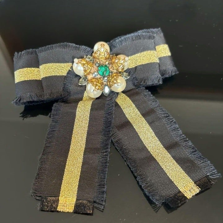 Gold Gucci Bijou Rare Ribbon Pin Brooch Black Pearl Faux: Gold Gucci Bijou Rare Ribbon Pin Brooch Black Pearl Faux Item Specifics: Brand: Gucci Type: Brooch Color: Black Gold Main Stone Color: White Green Material: Metal Main Stone: Faux Pearl Product Discla