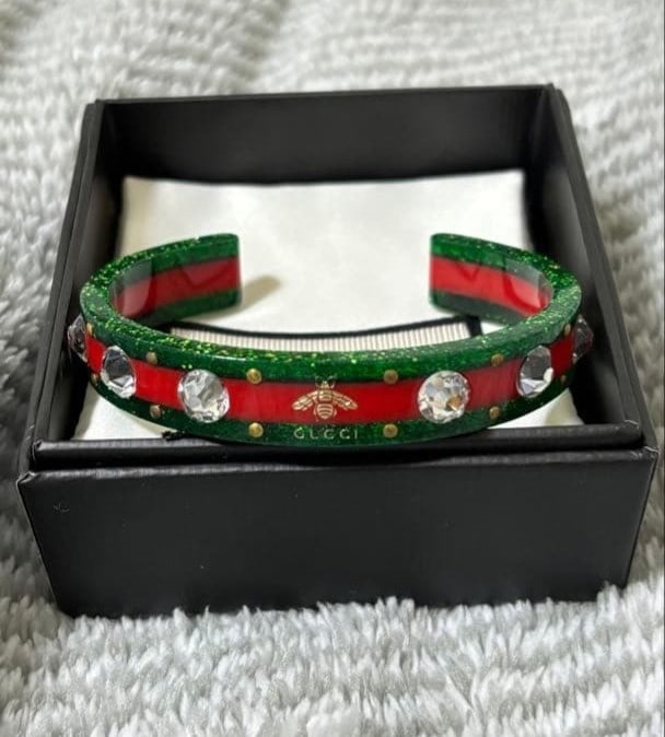 Green Gucci Bee Red Motif Bangle Rhinestone Bracelet Condition: Green Gucci Bee Red Motif Bangle Rhinestone Bracelet Condition Item Specifics: Brand: GUCCI Type: Bracelet Color: Green Red Style: Bangle Material: Resin Main Stone Color: Clear Product Disclaimer: It