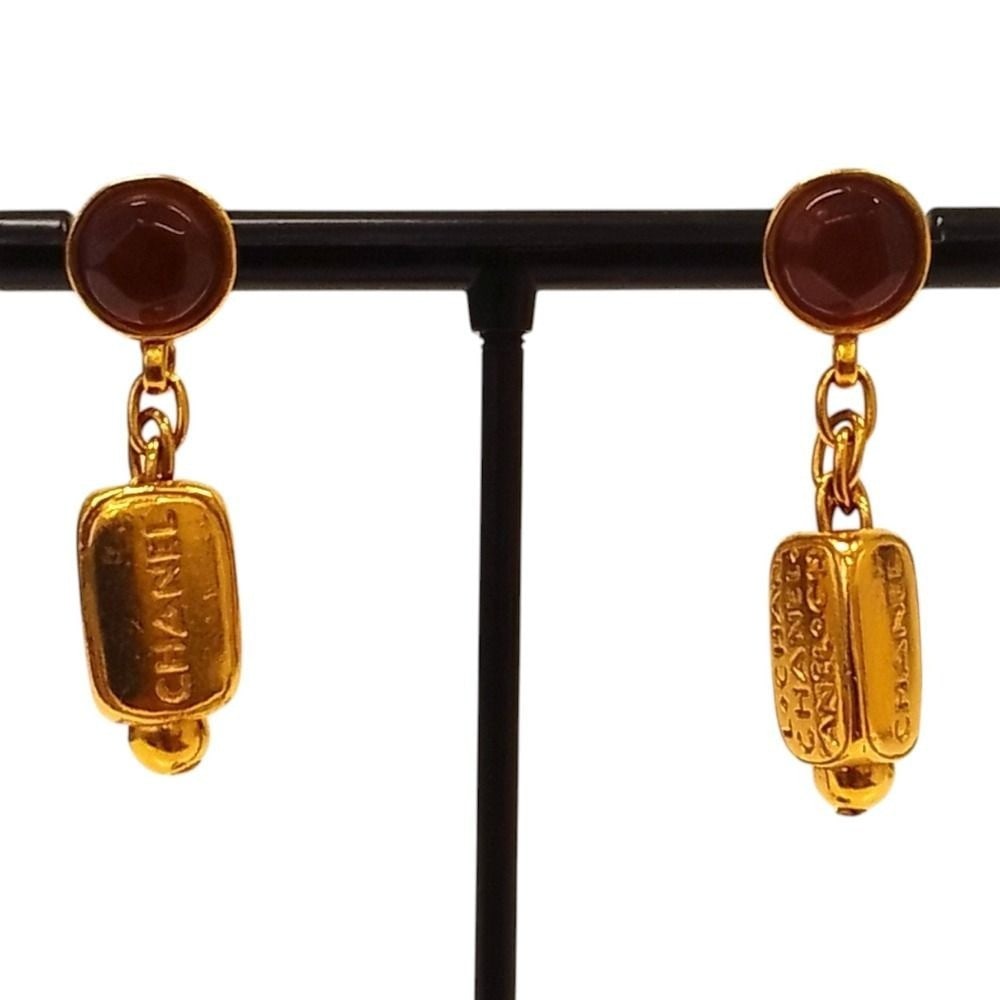 Swing Dangle Earring Gold Plated Red Vintage Chanel Gold Plated Dangle: Swing Dangle Earring Gold Plated Red Vintage Chanel Gold Plated Dangle Item Specifics: Brand: CHANEL Closure: Stud Color: gold Style: Stud Material: Metal Metal: Gold Plated Main Stone: Gripoix Vintag