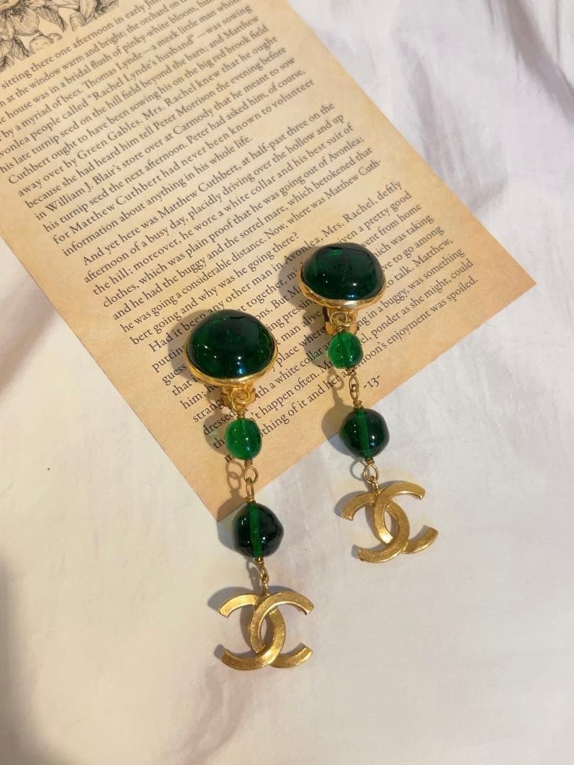 Stone Dangle Long Earring Coco Chanel Green Gold In Plated Rare: Stone Dangle Long Earring Coco Chanel Green Gold In Plated Rare Item Specifics: Brand: Chanel Type: Earrings Closure: Clip-On Color: Gold Style: Dangle/Drop Base Metal: Gold Plated Material: Metal Mai