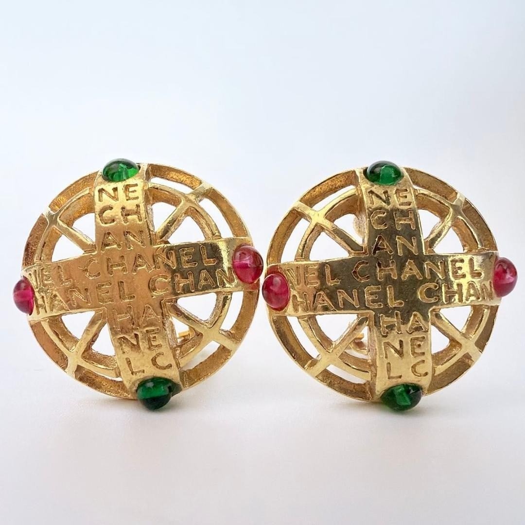 Vintage CHANEL Red and Green Gripoix Clip-on Earring Gold Plated: Vintage CHANEL Red and Green Gripoix Clip-on Earring Gold Plated Item Specifics: Closure: Clip-On Color: Gold Main Stone Color: Green Red Material: Metal Metal: Gold Plated Main Stone: Gripoix Vintage