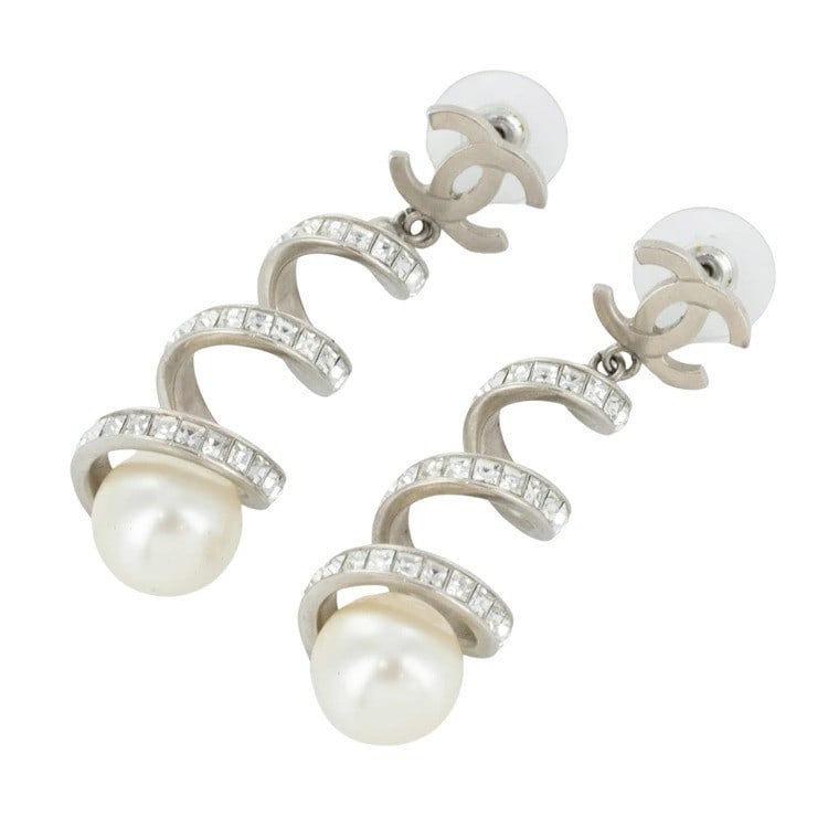 CHANEL B18 S Coco Mark CC Dangle Earring Faux Pearl and Rhinestone with Box: CHANEL B18 S Coco Mark CC Dangle Earring Faux Pearl and Rhinestone with Box Item Specifics: Brand: CHANEL Type: Earrings Color: Silver Style: Stud Material: Metal Main Stone: Faux Pearl Product Discla